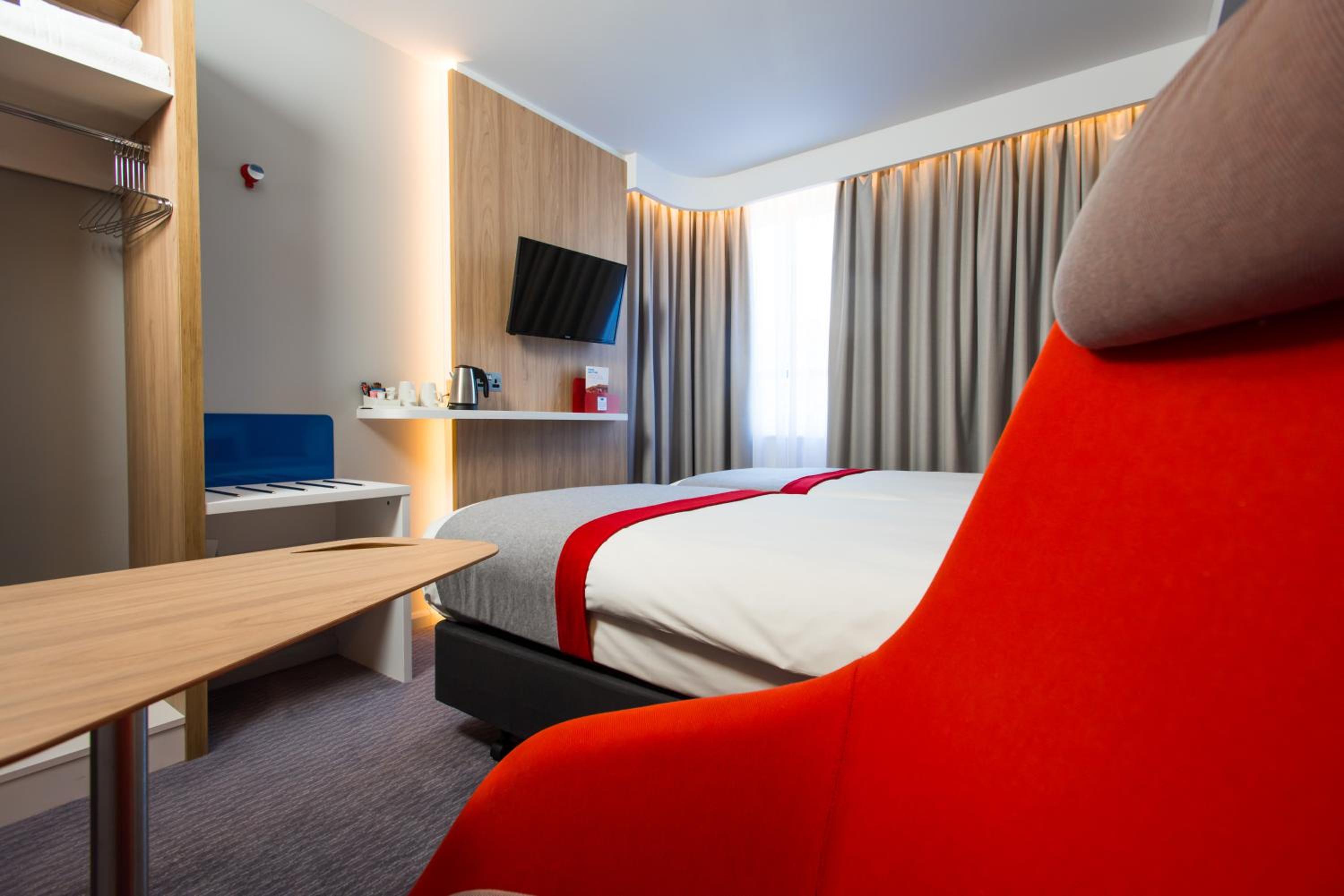 Standard Twin Room with Free Hot Breakfast - Photo 1