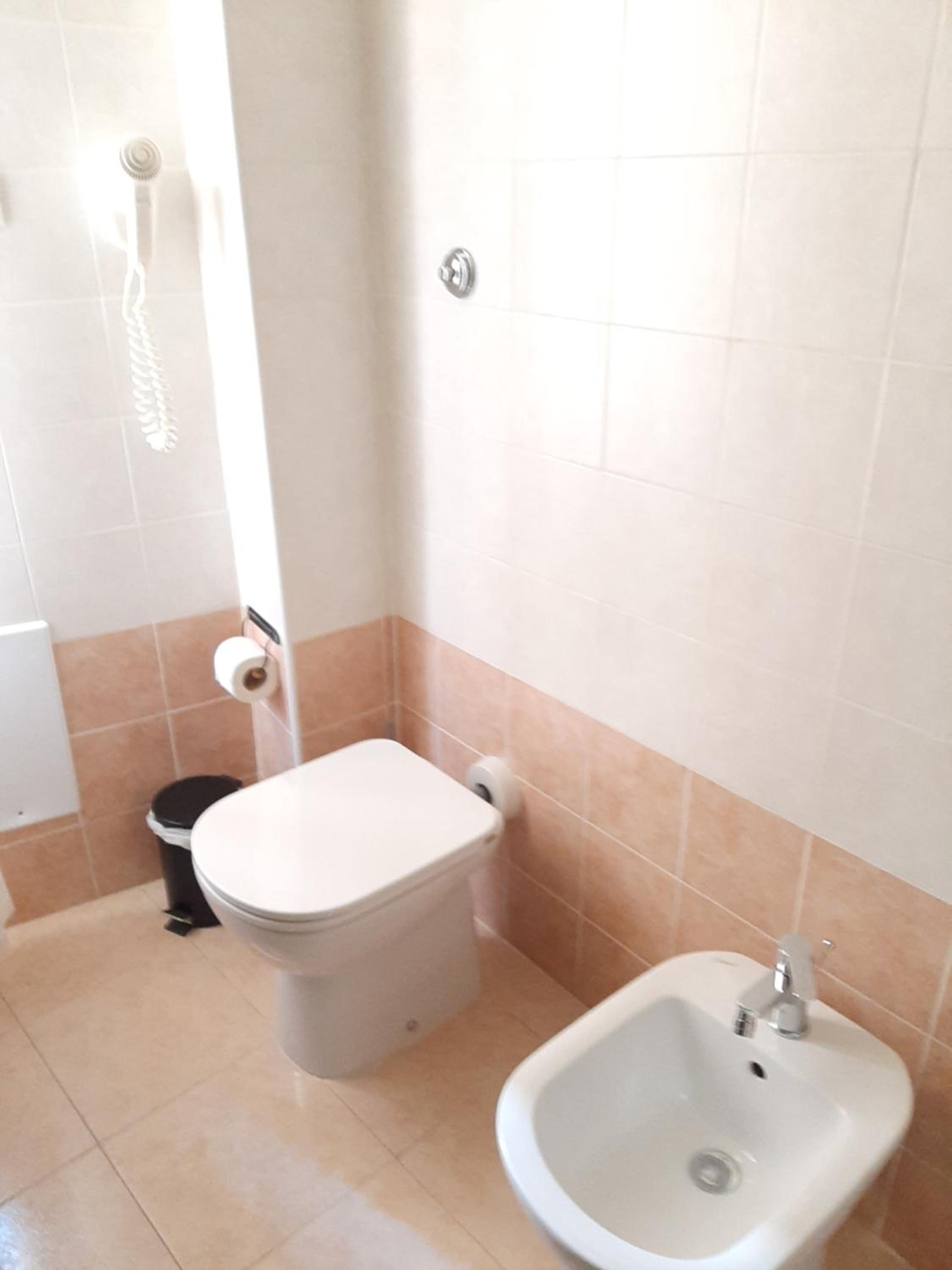 Quadruple Room with Private Bathroom - Photo 10