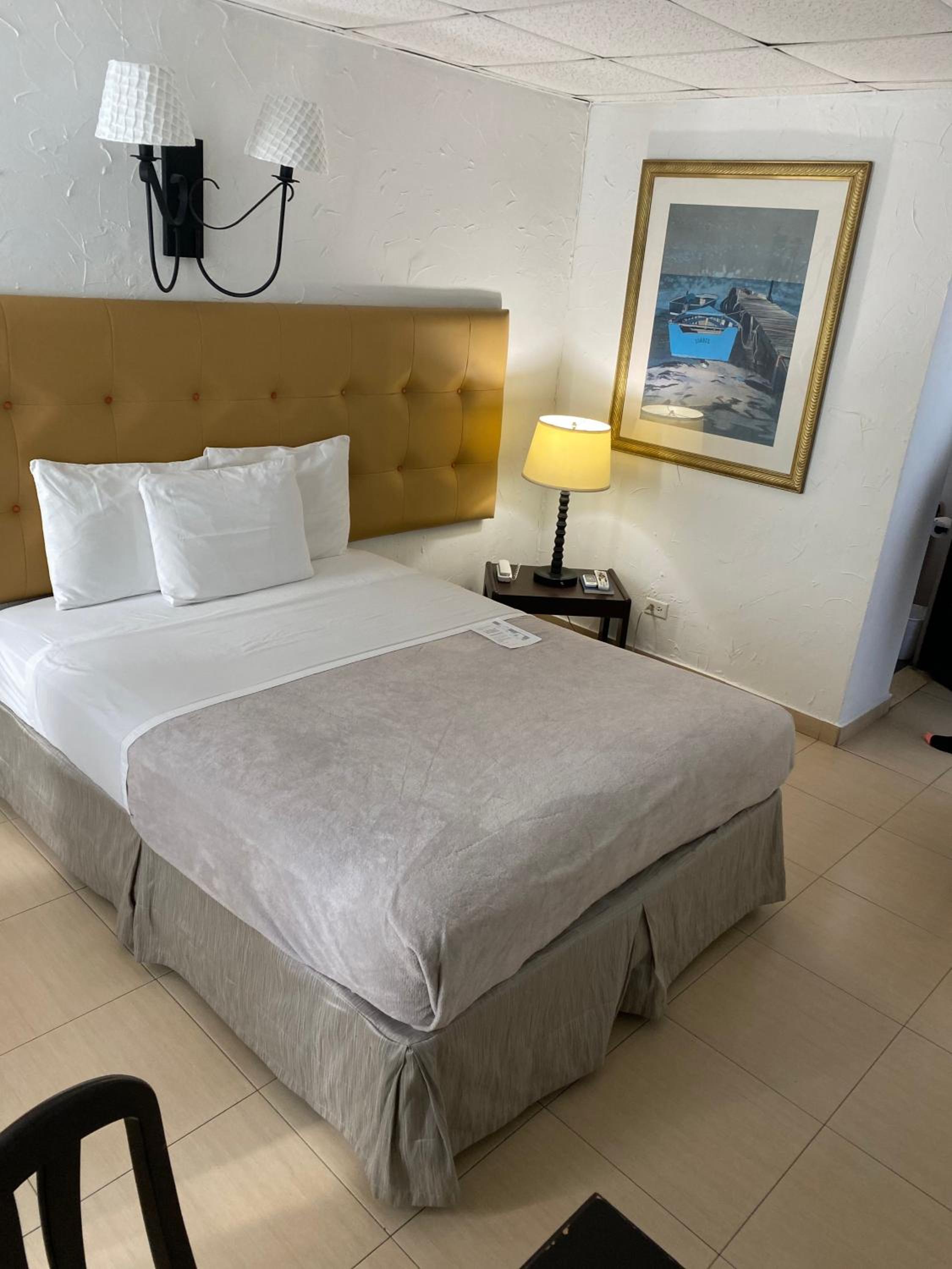Standard Room, One Queen Bed - Photo 2