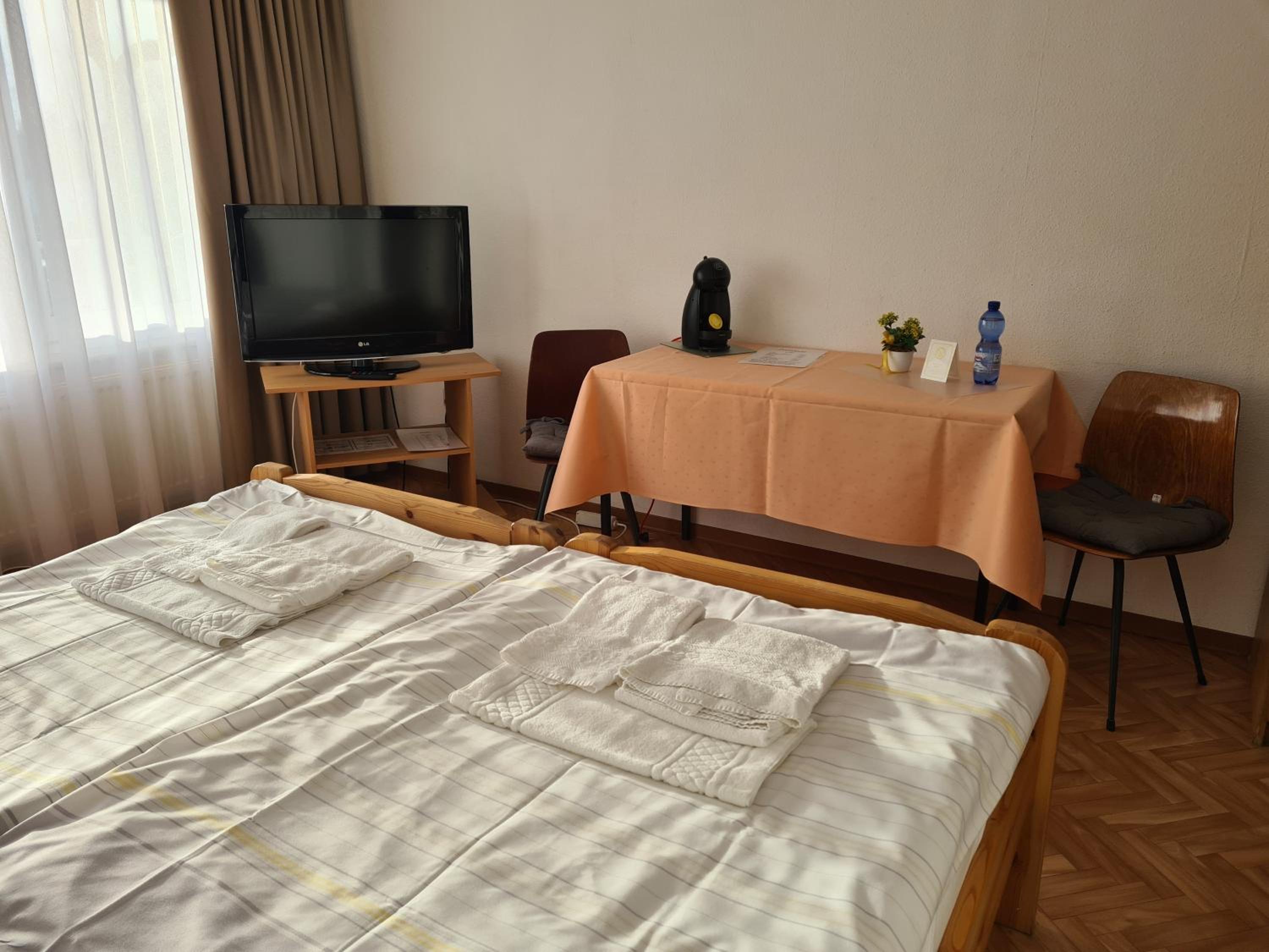 Double Room with Balcony - Photo 2