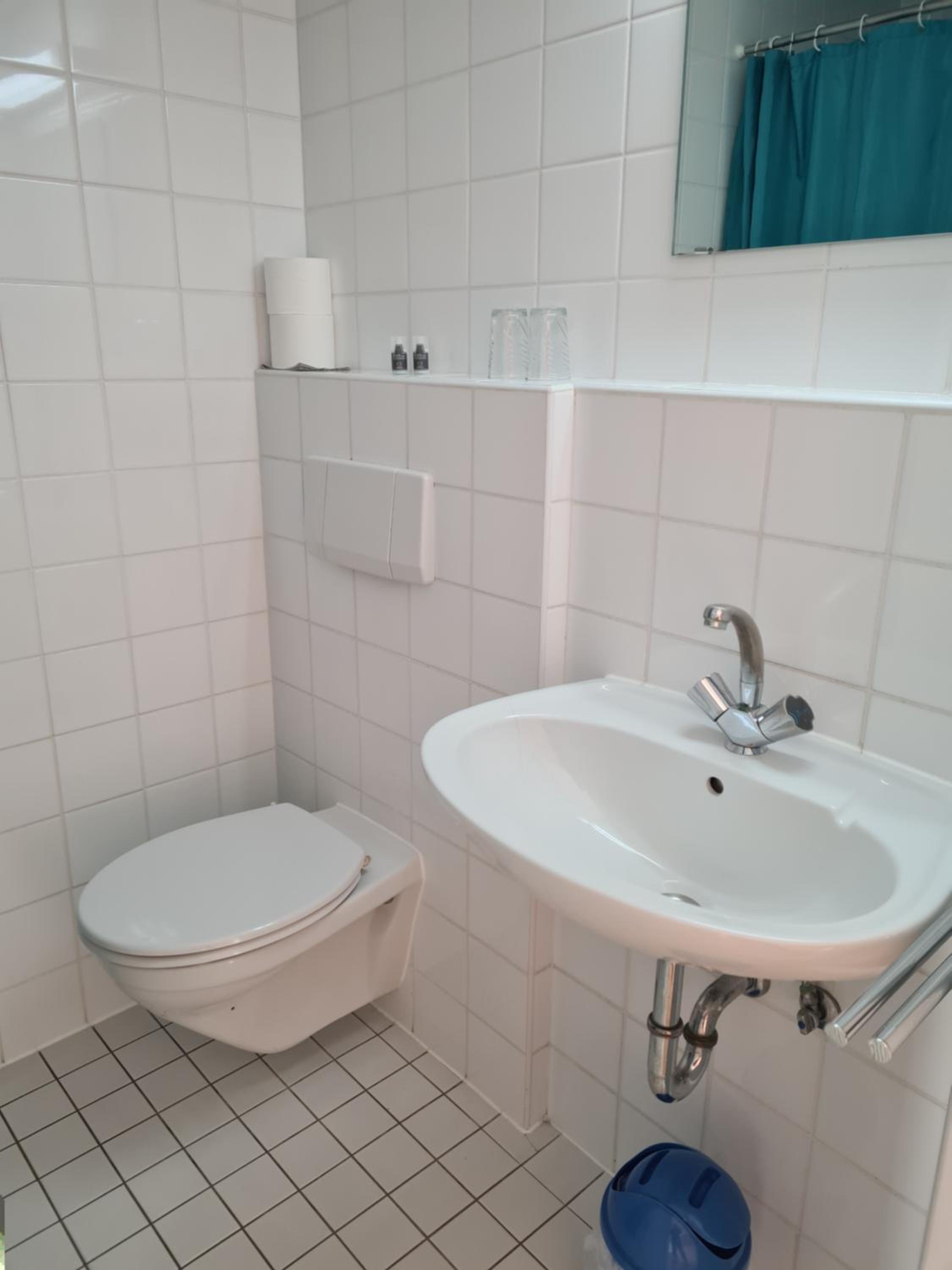 Double Room with Balcony - Photo 8