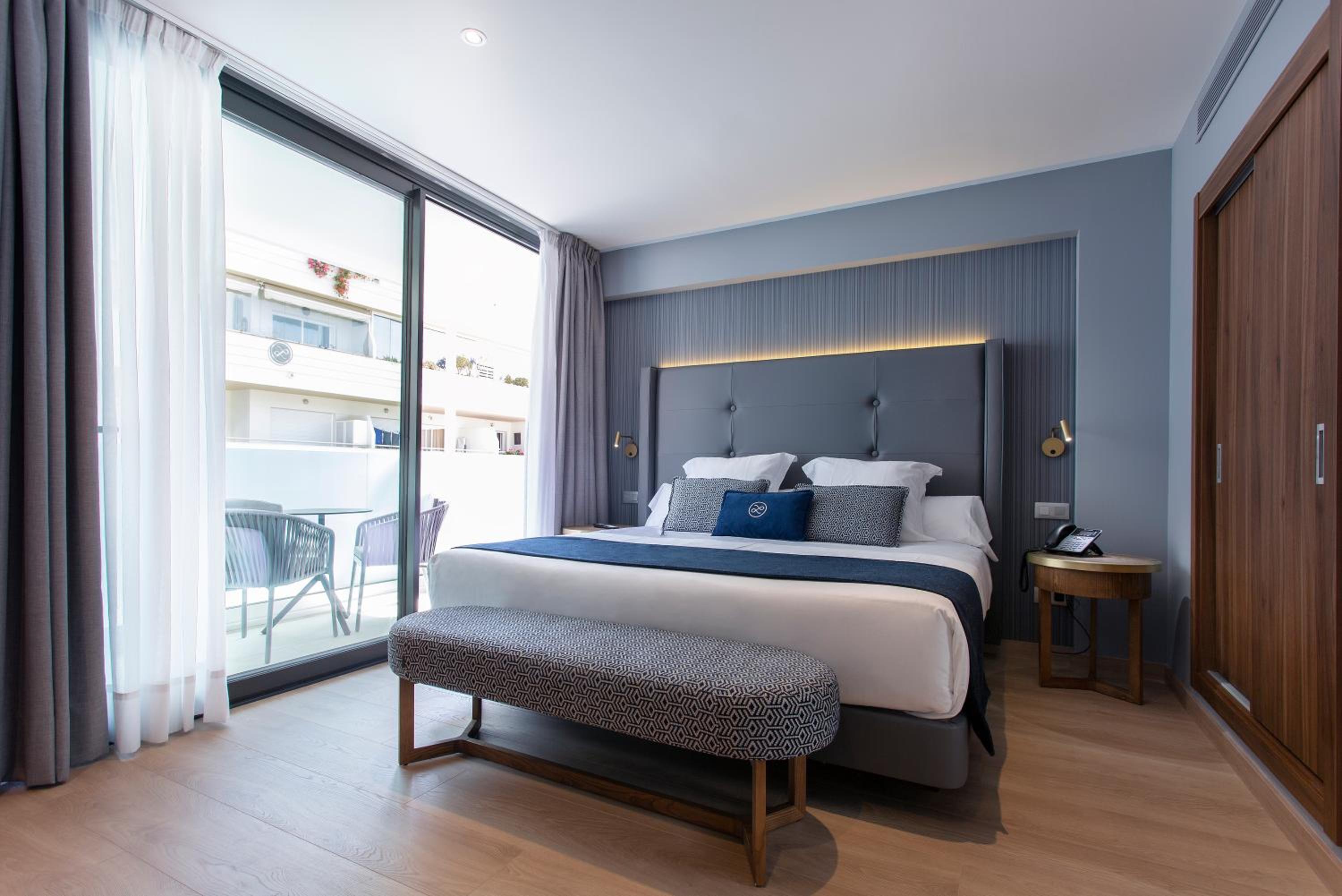 Premium Double Room with Terrace thumbnail 6
