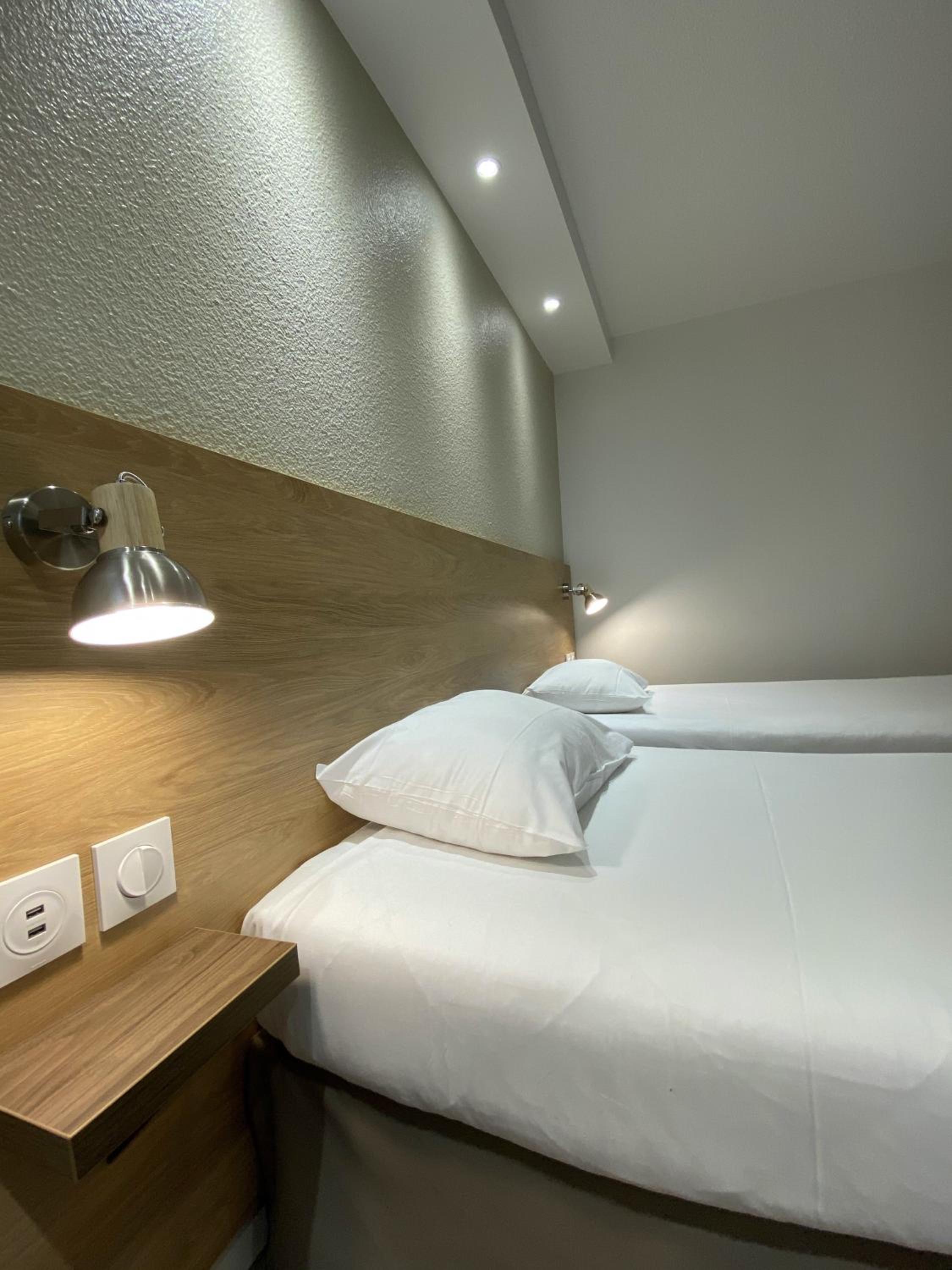 Twin Room - Photo 3