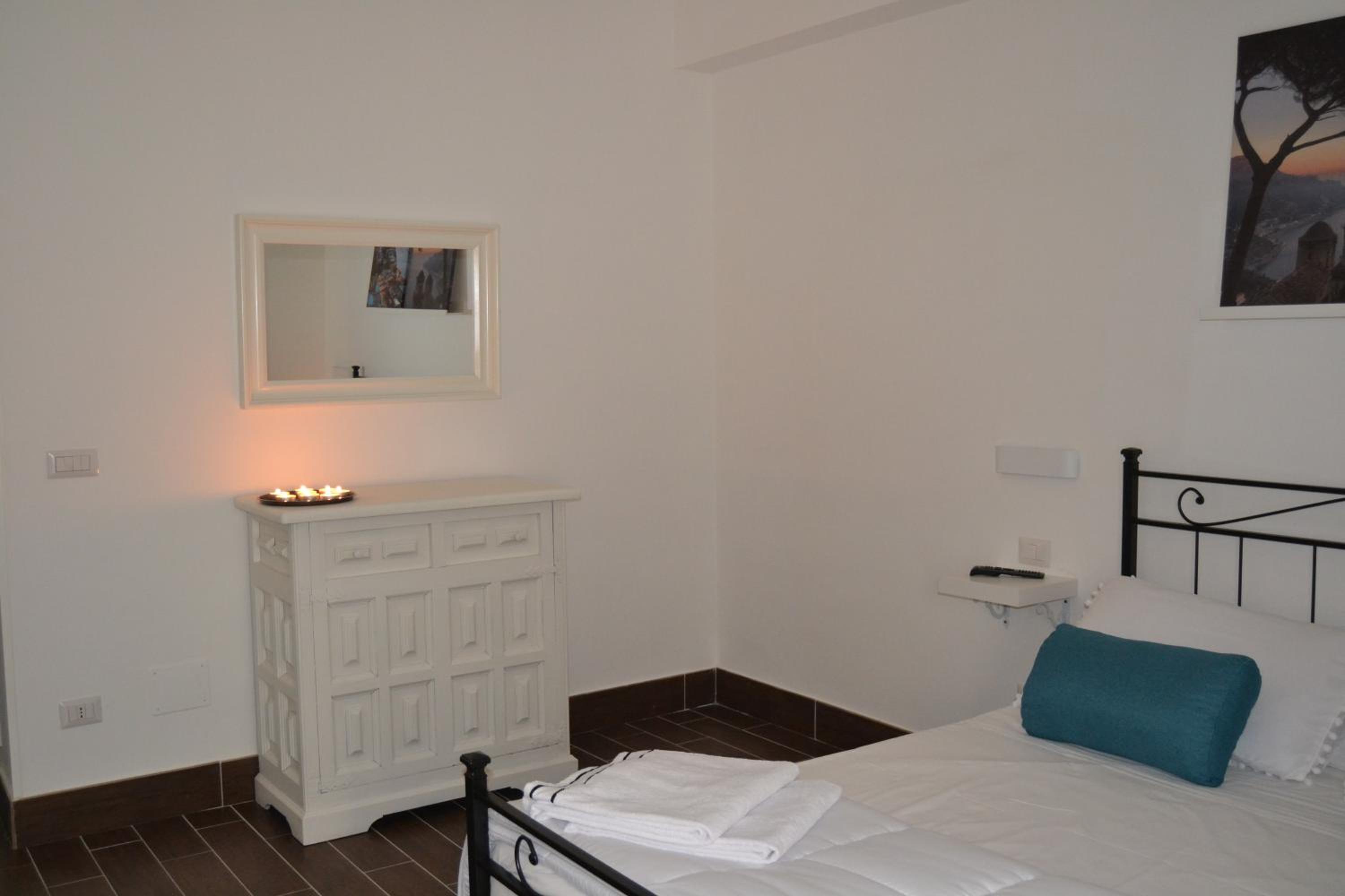 Quadruple Room with Private Bathroom - Photo 10