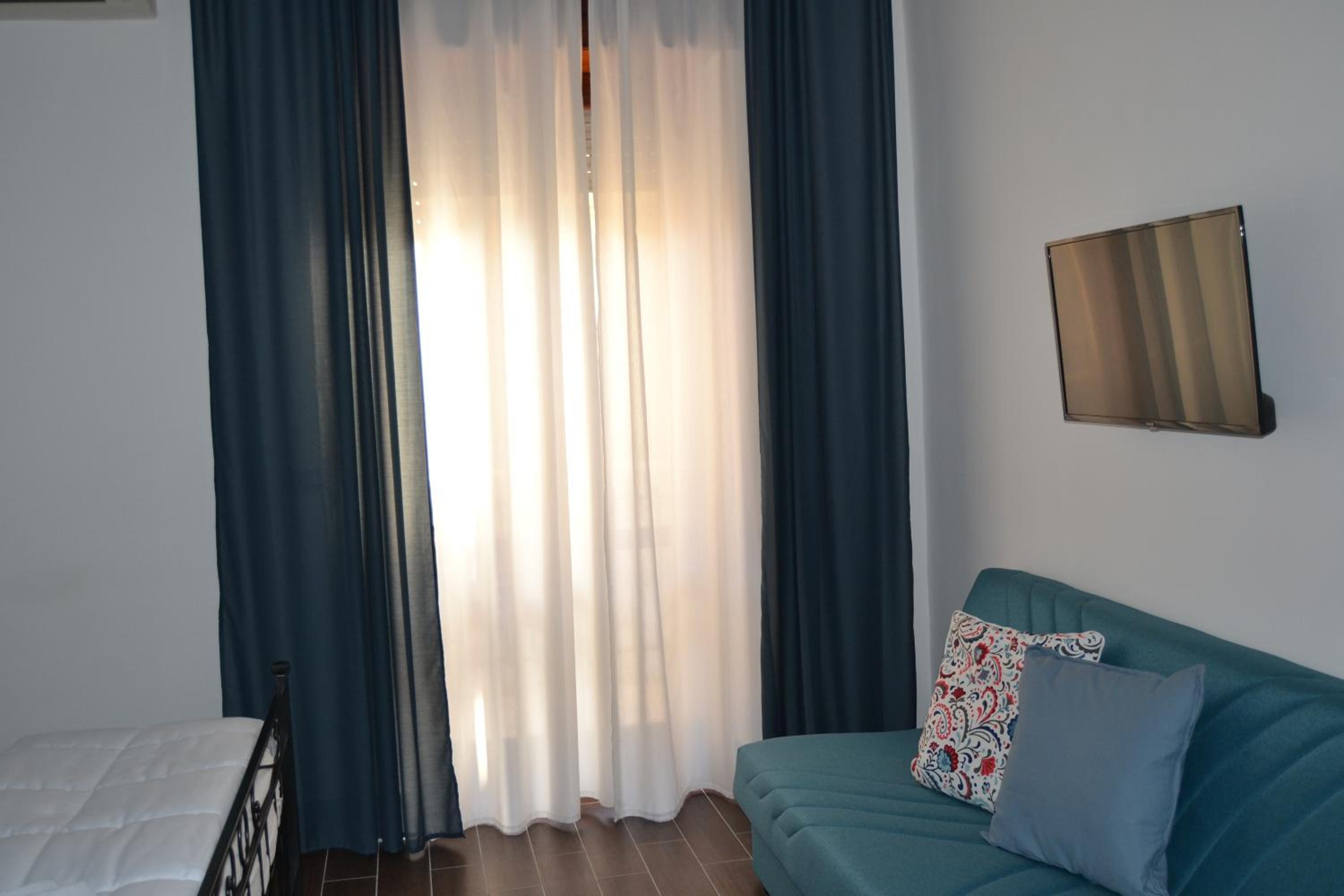 Quadruple Room with Private Bathroom - Photo 9