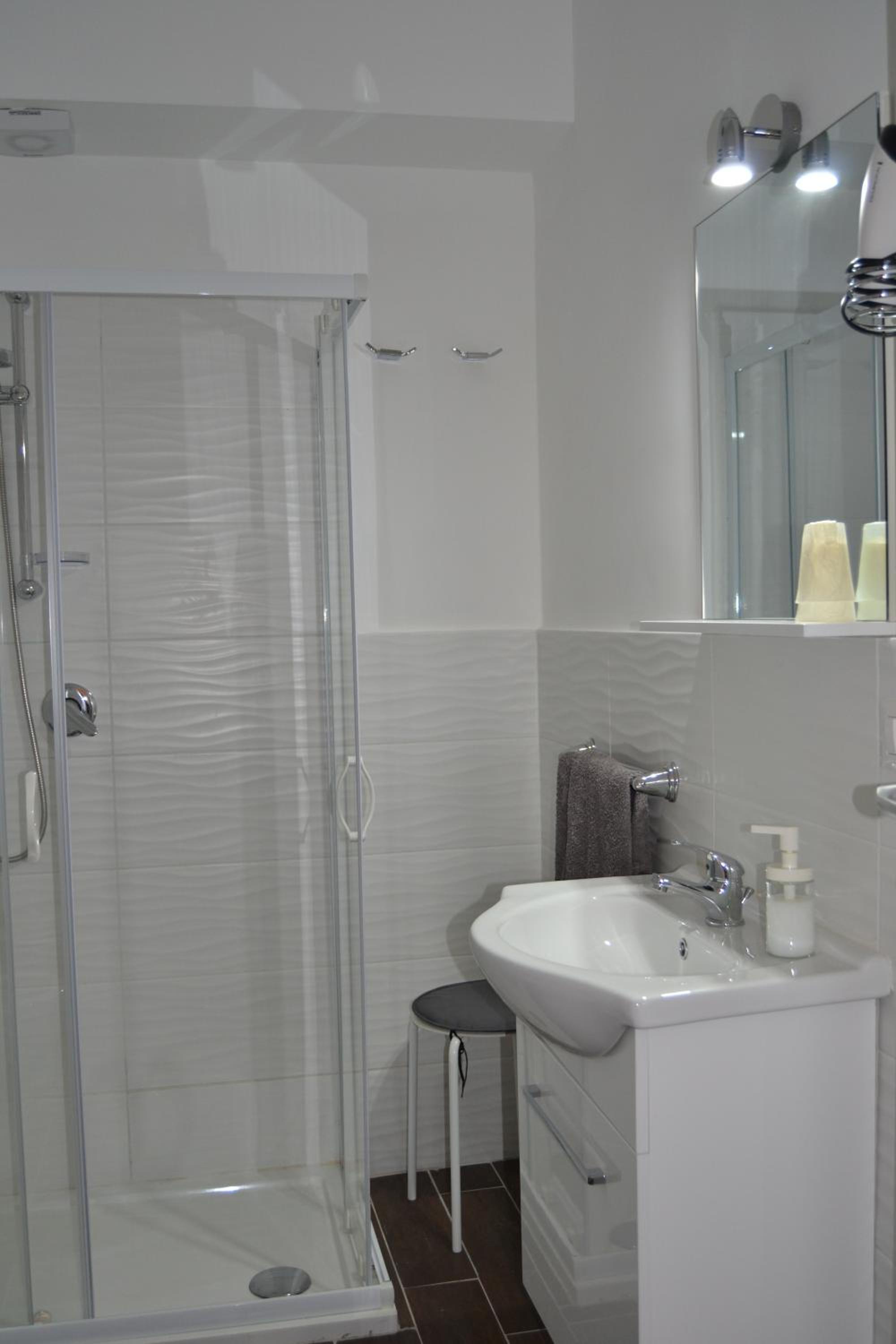 Quadruple Room with Private Bathroom - Photo 5