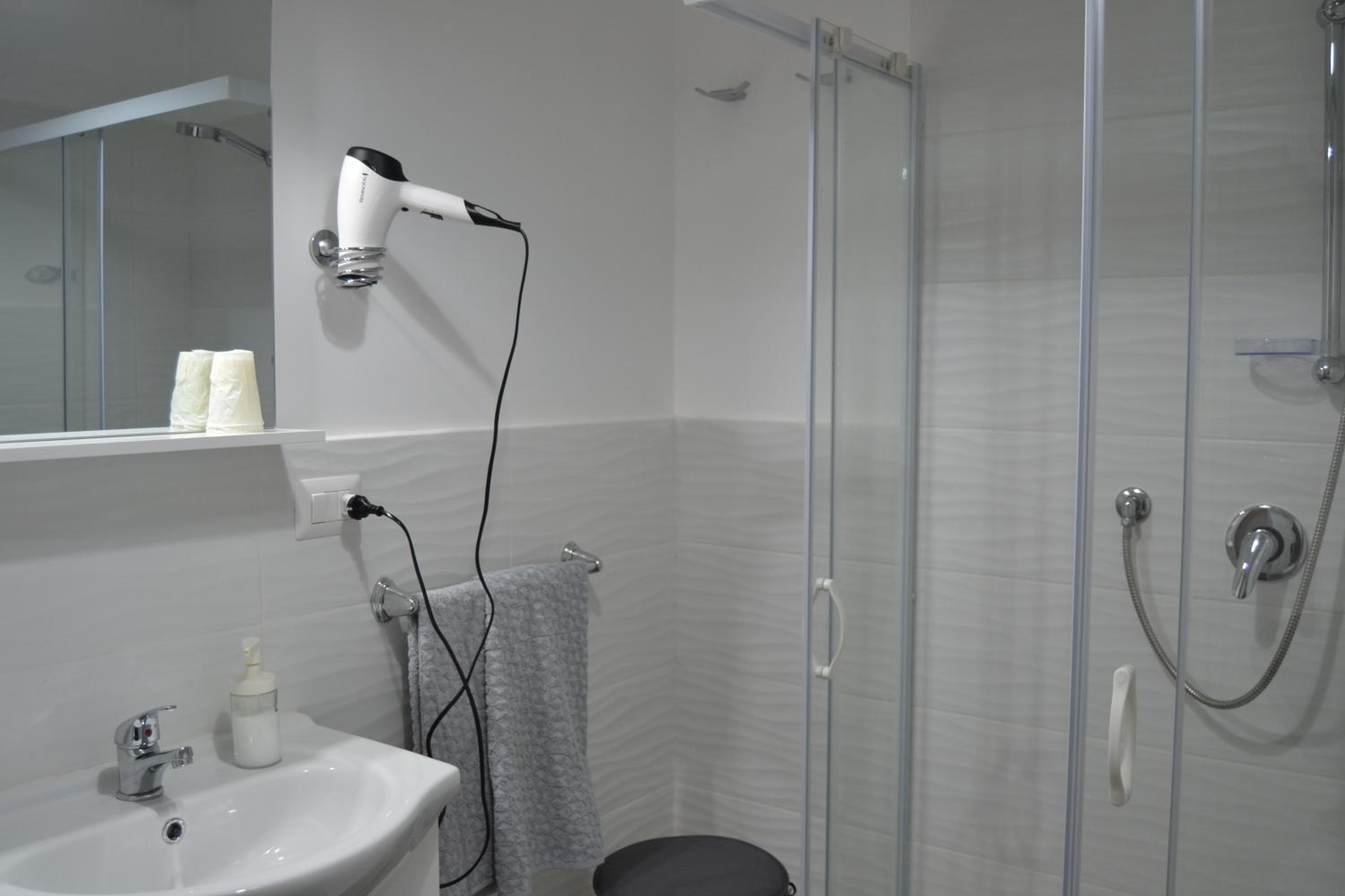 Triple Room with Private Bathroom - Photo 5