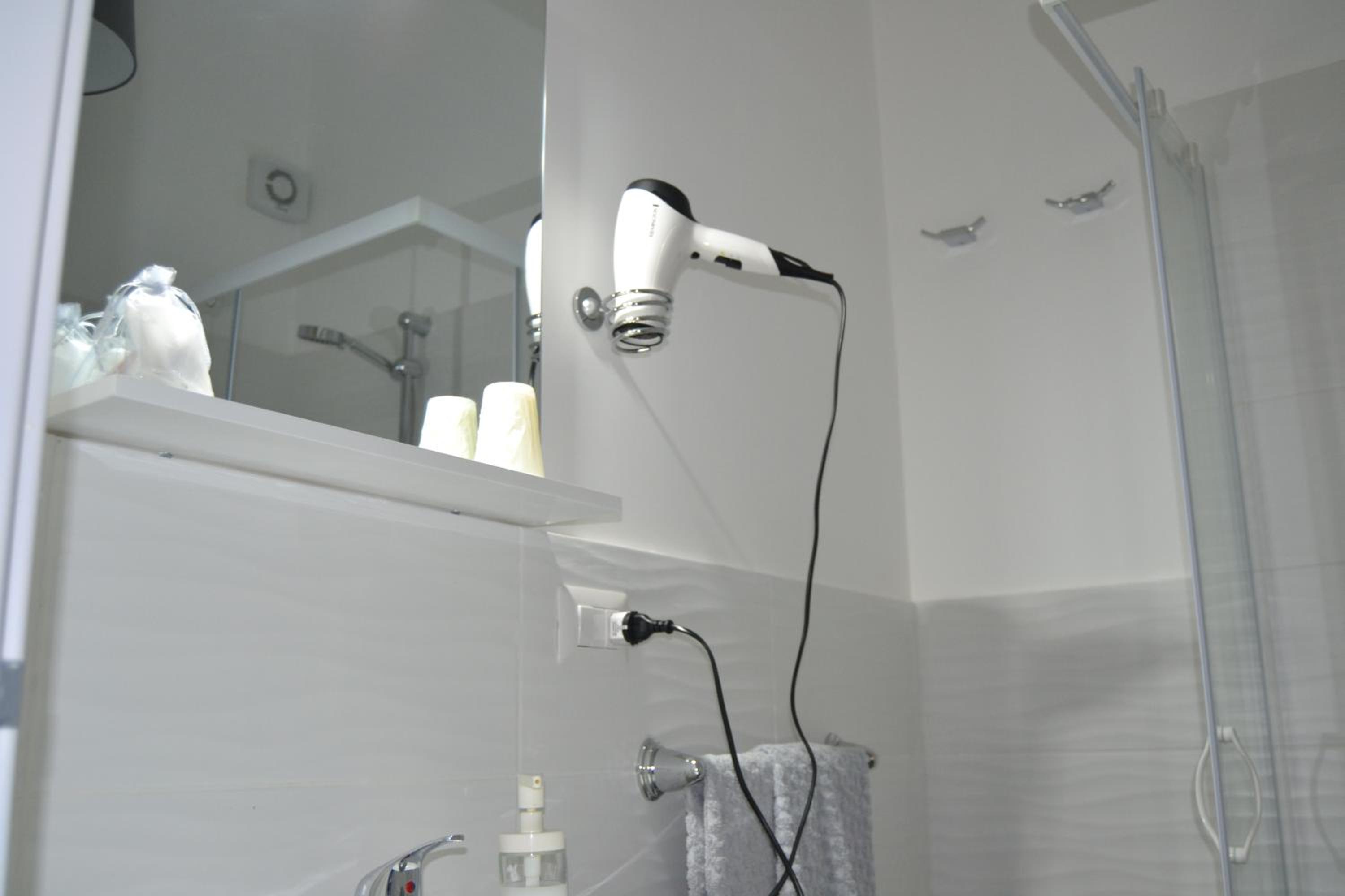 Triple Room with Private Bathroom - Photo 12