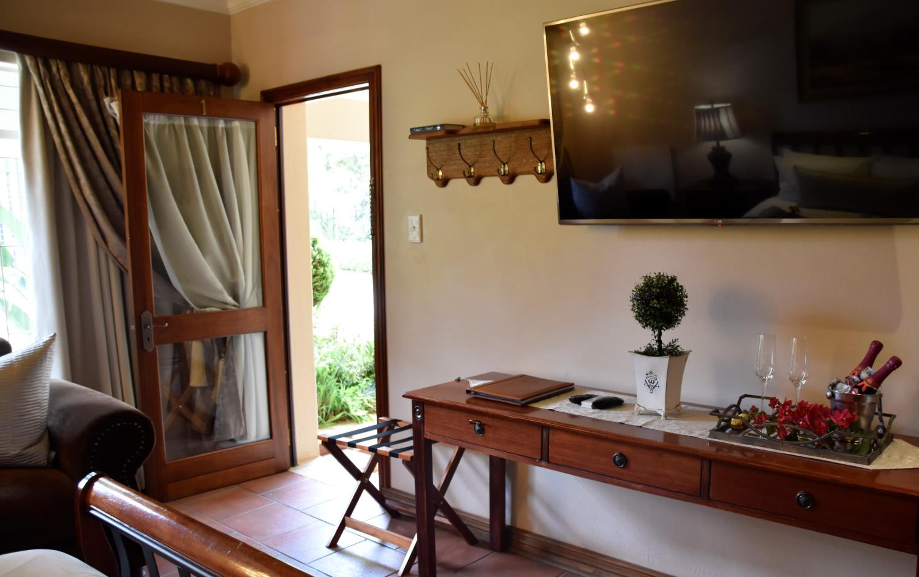 Standard Double Room - Photo 9
