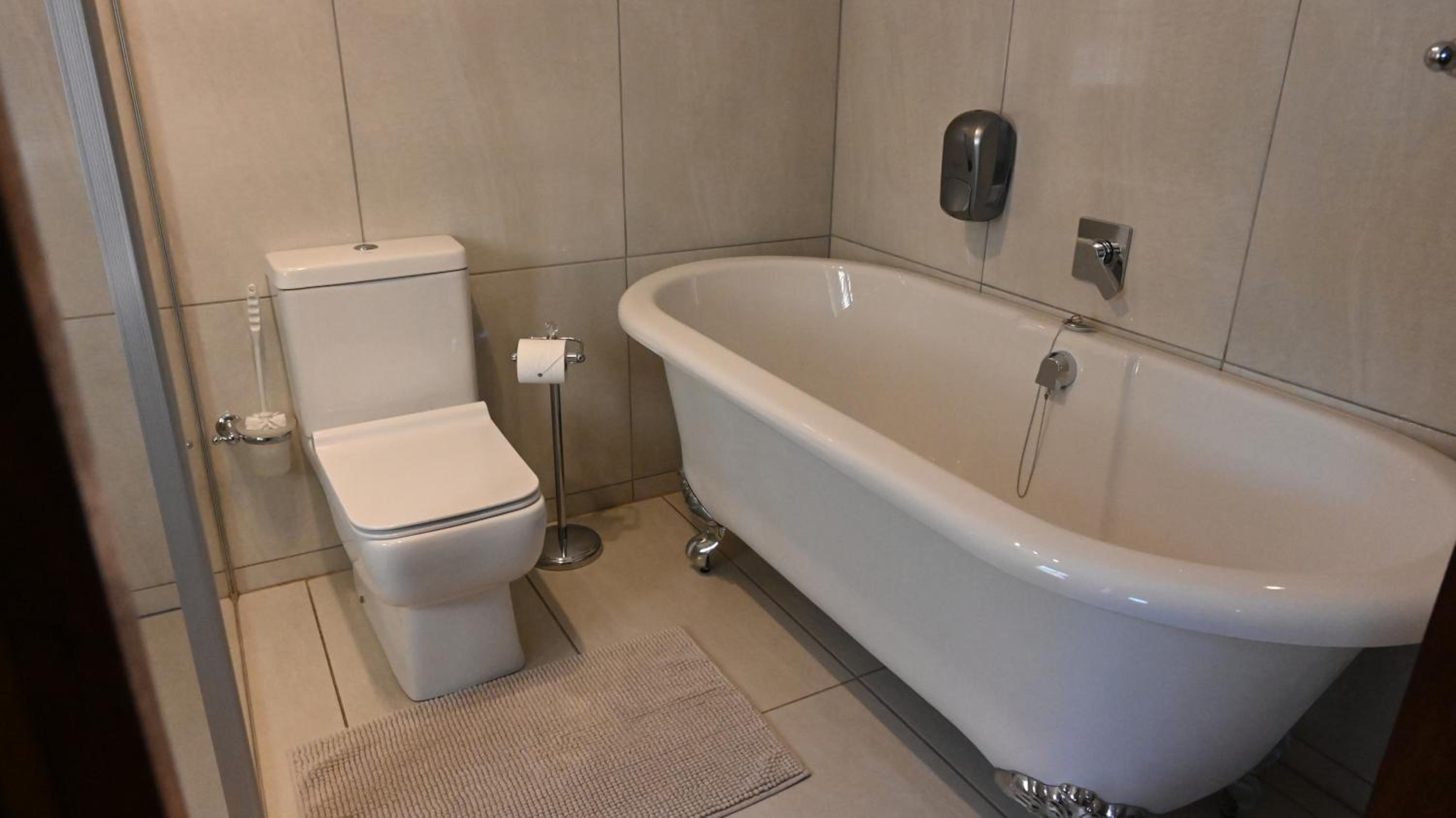 Standard Double Room - Photo 11