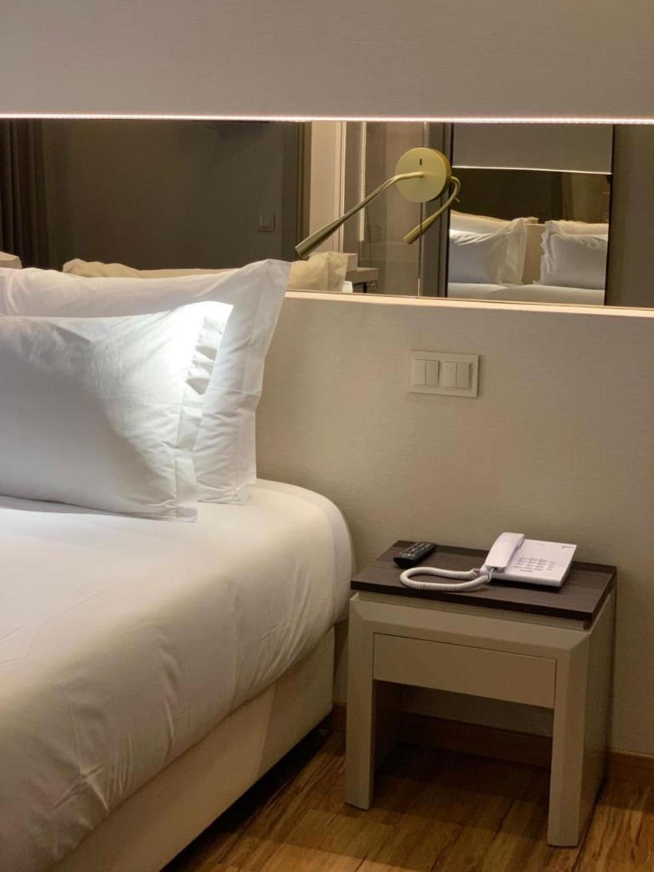 Standard Double Room - Photo 11