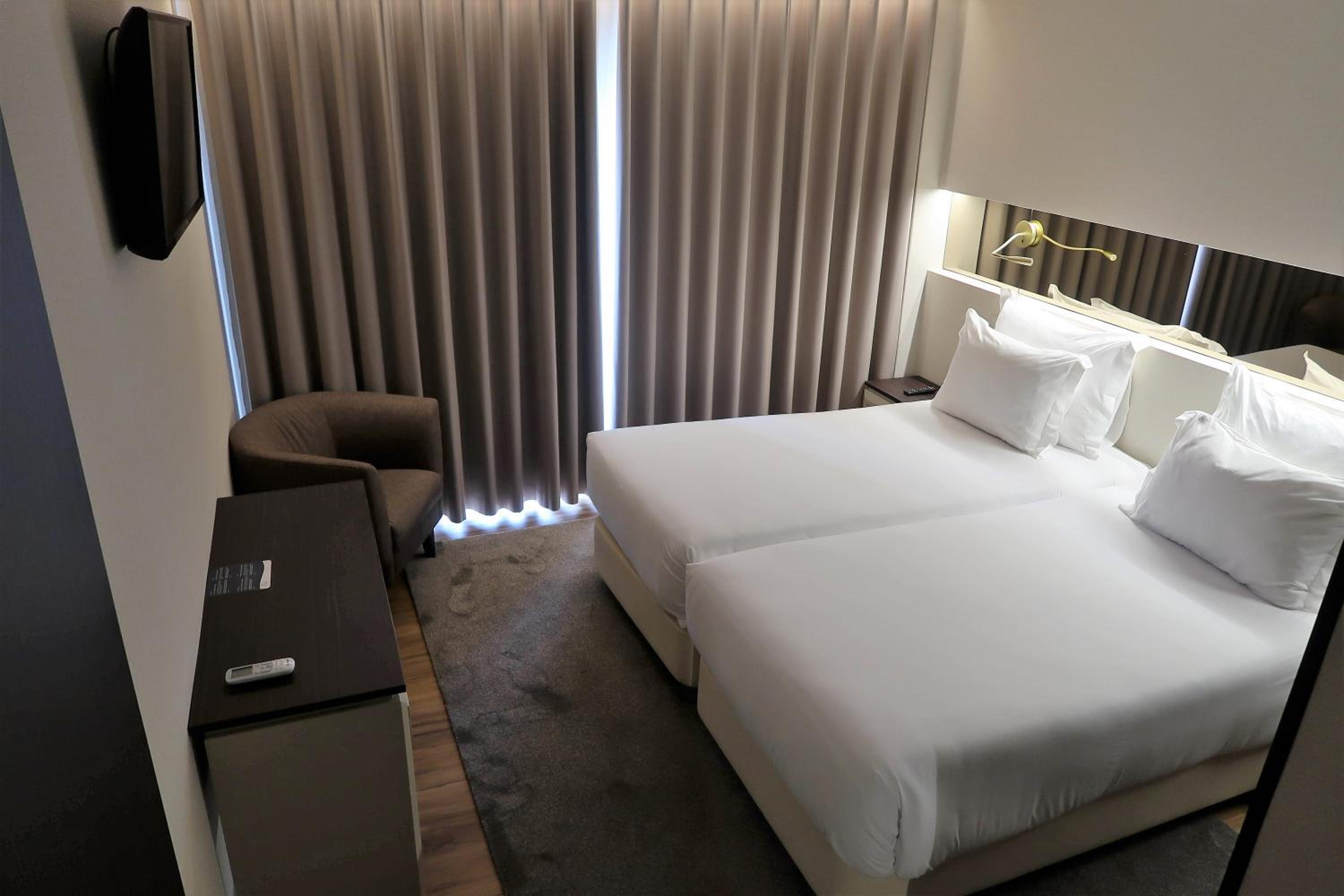 Standard Twin Room - Photo 3