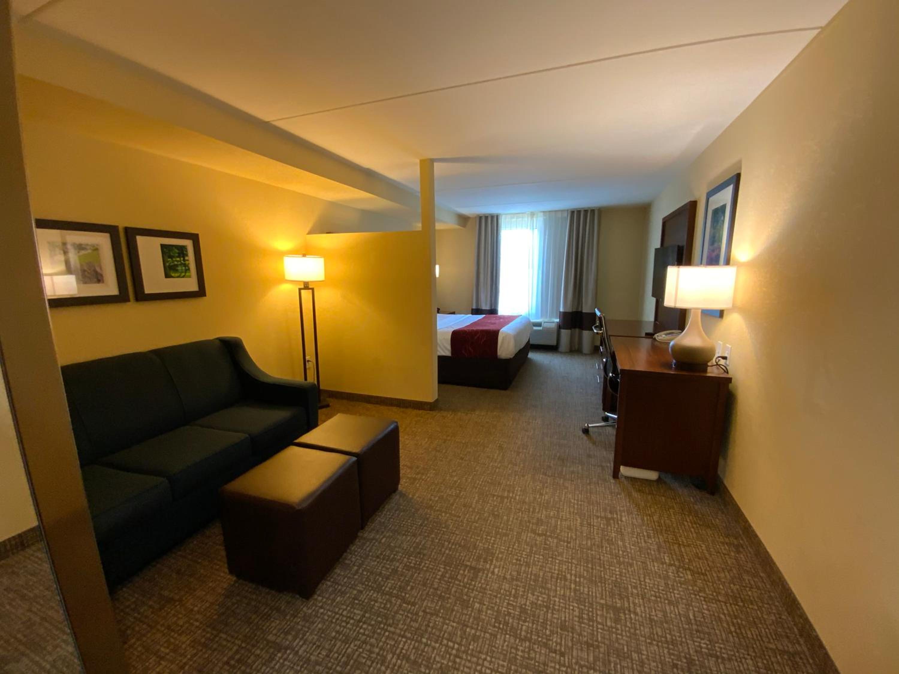 King Suite - Non-Smoking - Photo 2