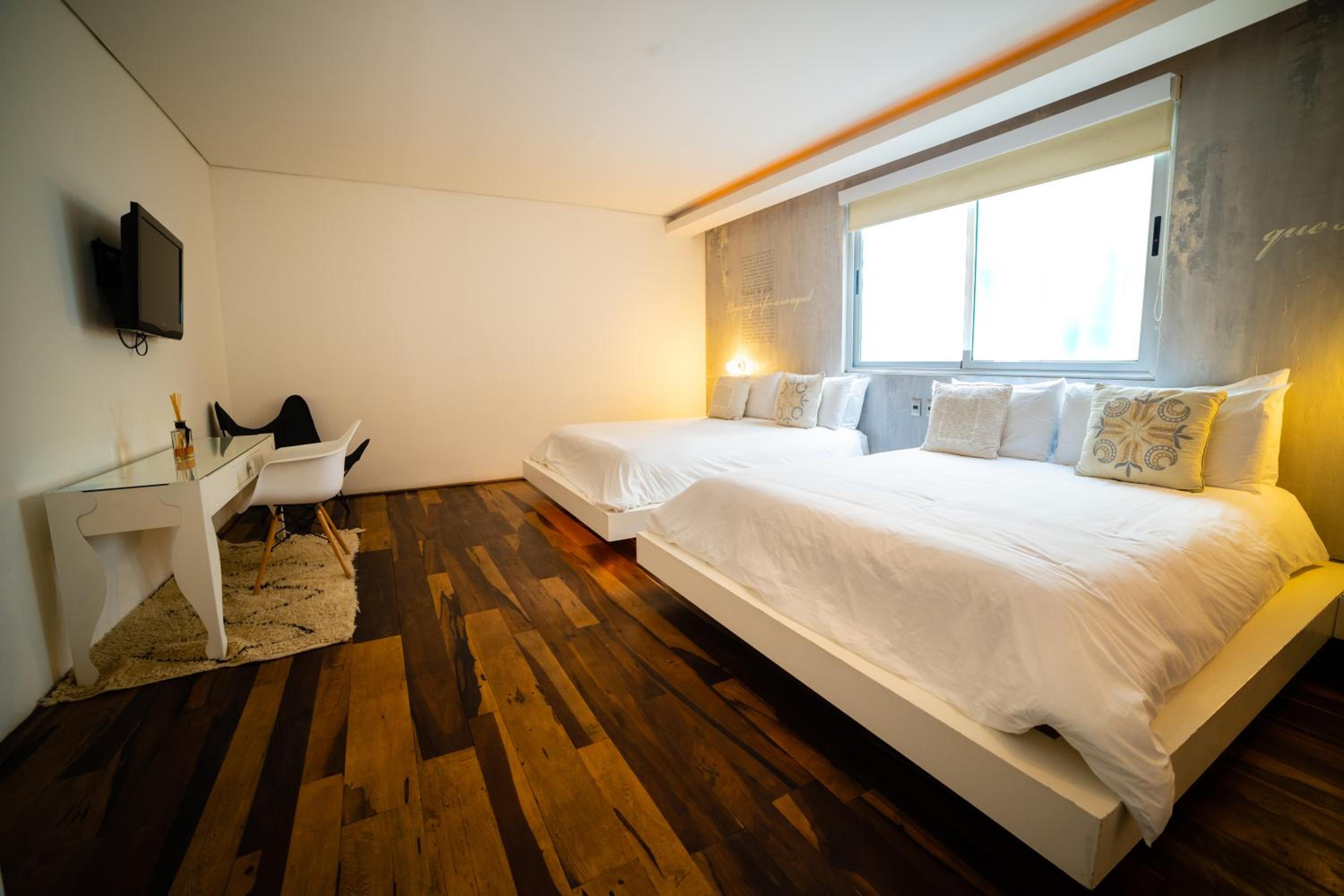 Standard Suite - Photo 18