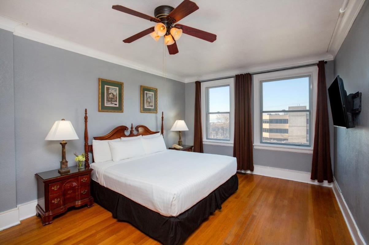 Deluxe King Room - Photo 2