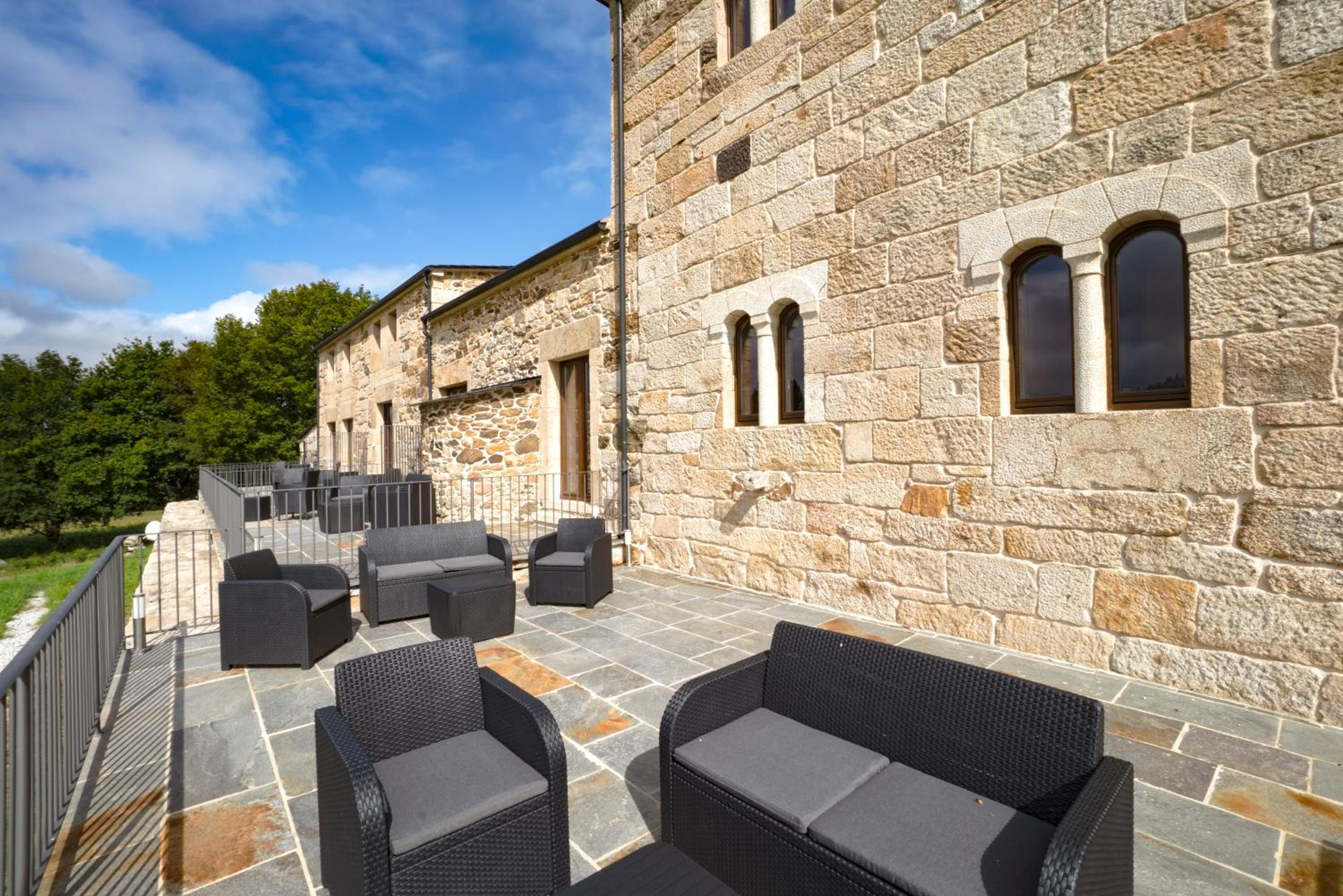 Deluxe Family Room with Terrace - Photo 4