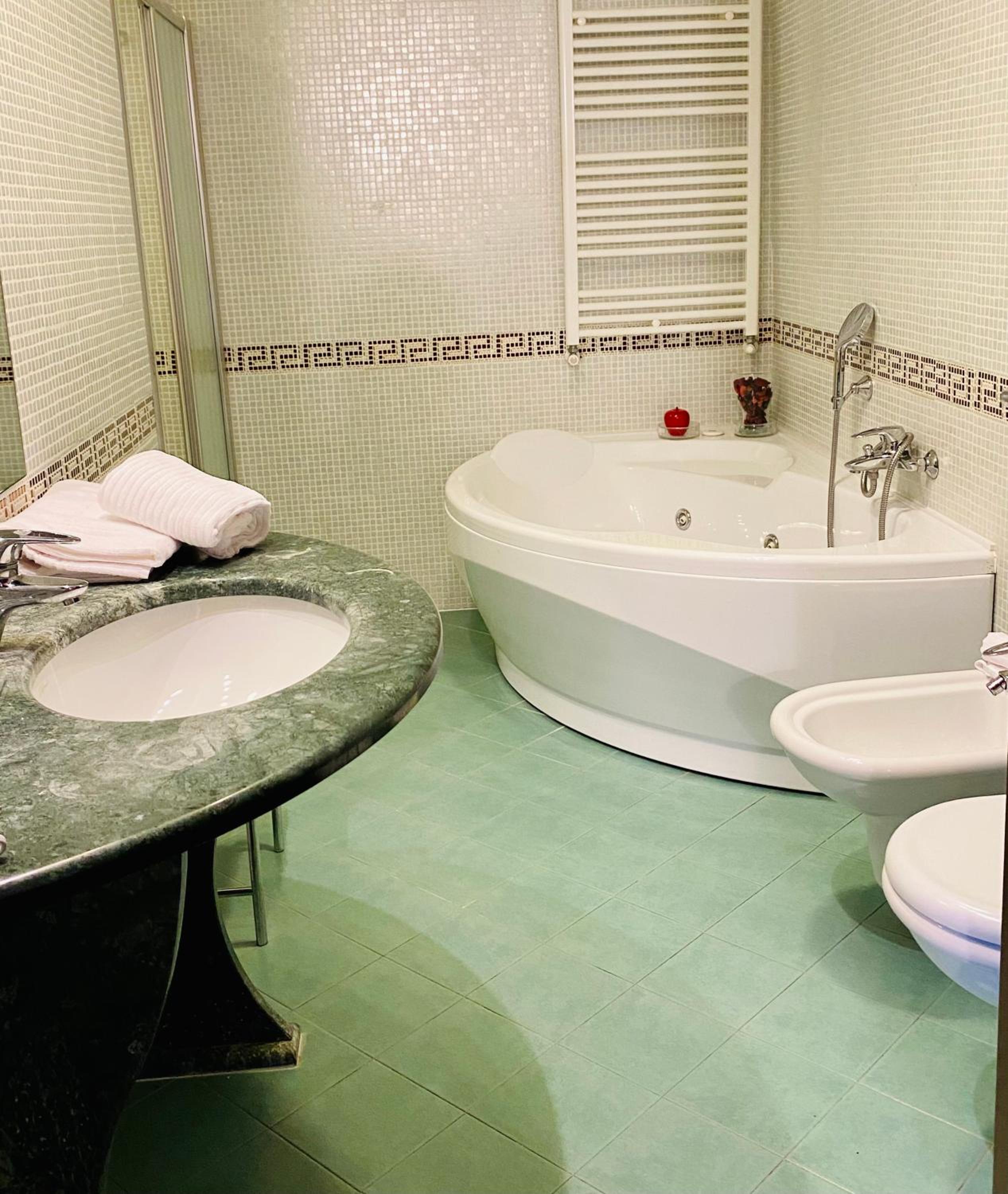 King Room with Spa Bath - Photo 6