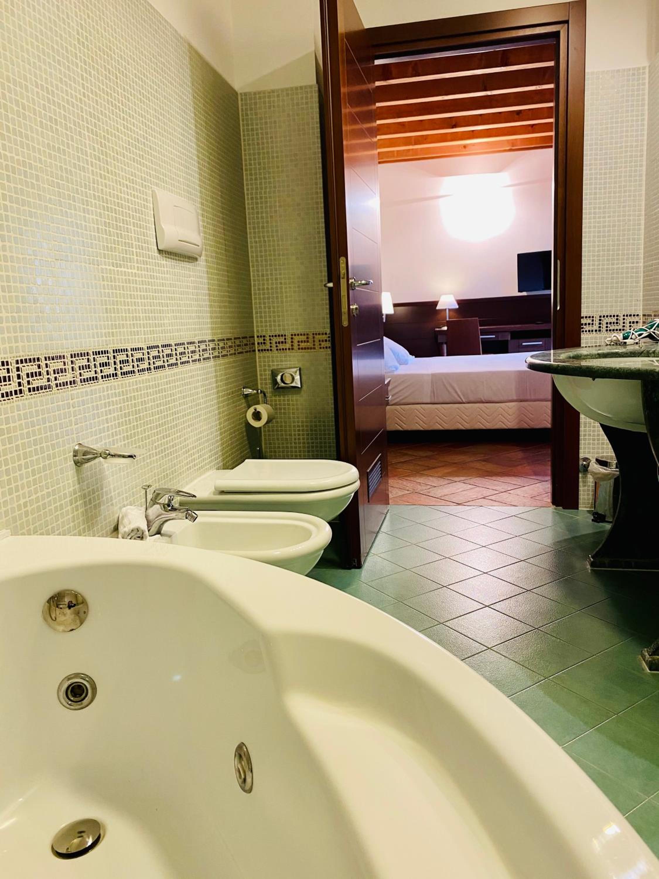 King Room with Spa Bath - Photo 5