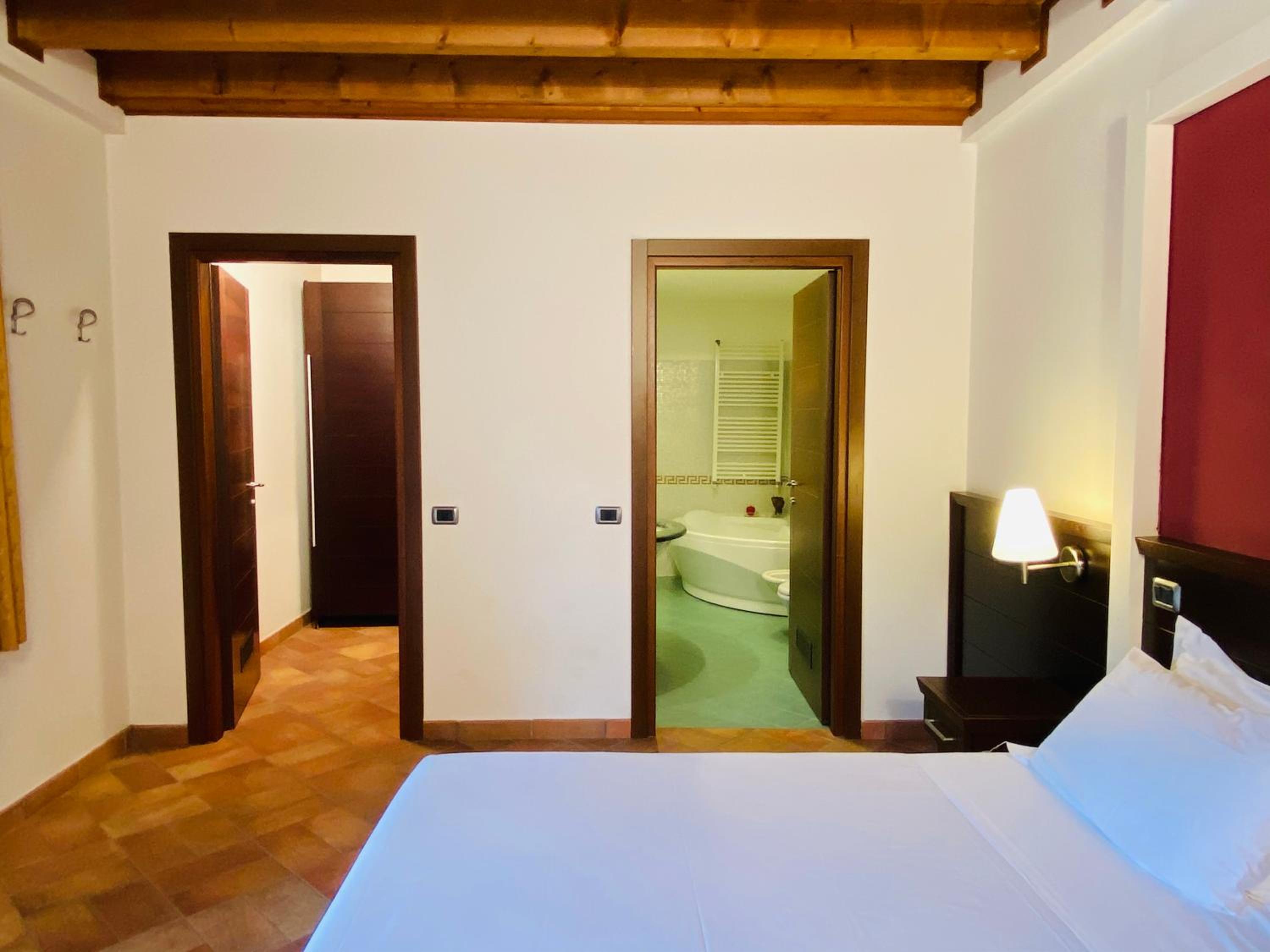 King Room with Spa Bath - Photo 2
