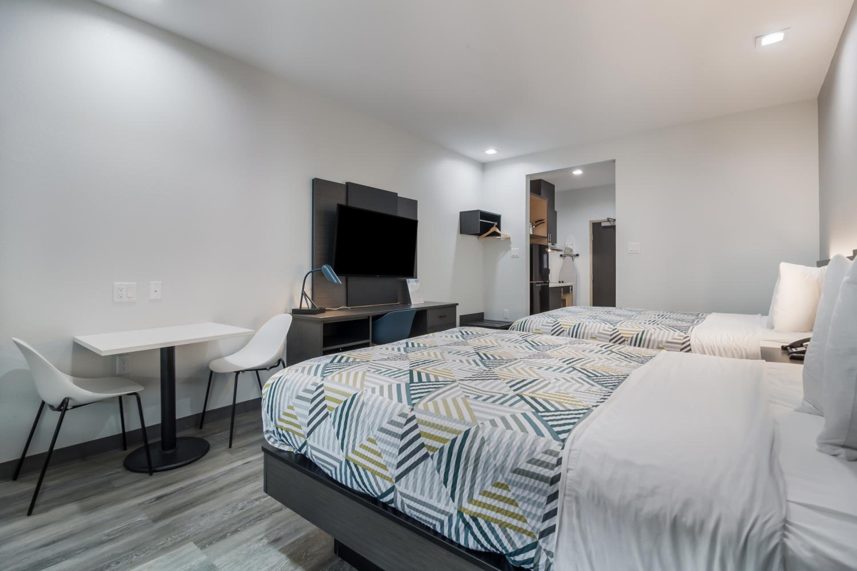 Deluxe Queen Room with Two Queen Beds - Non-Smoking - Photo 1