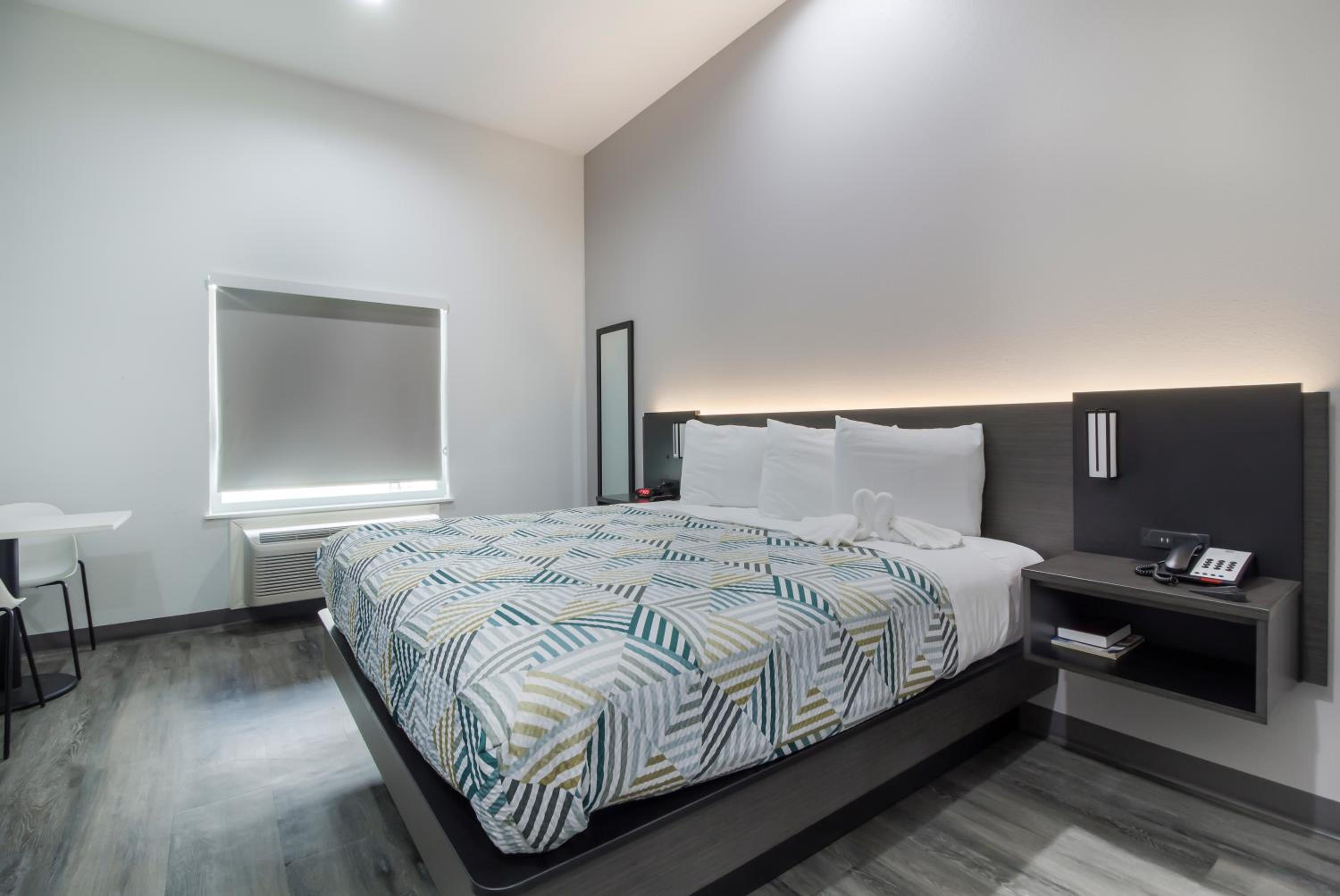 Deluxe King Room - Non-Smoking - Photo 1