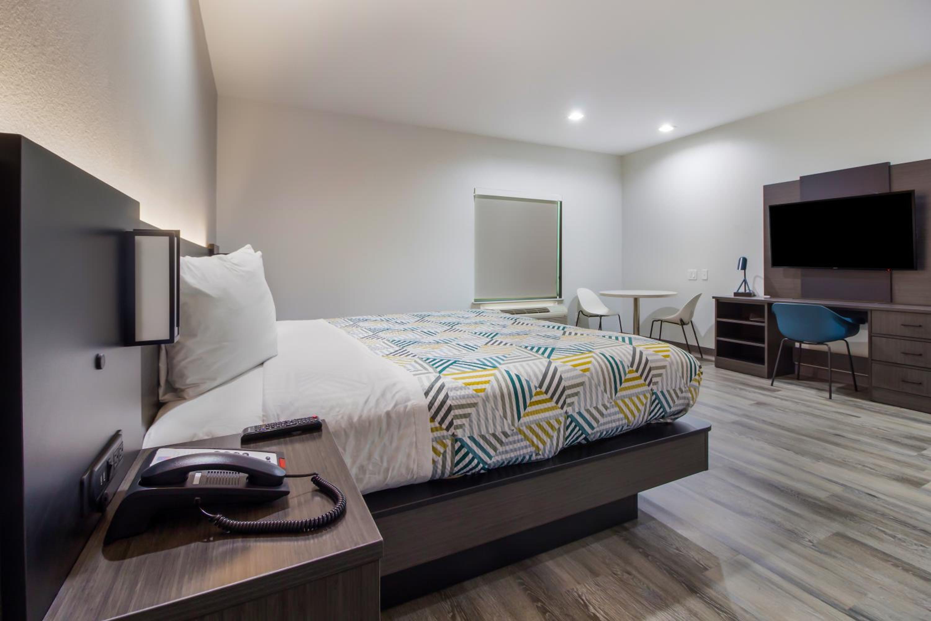 Deluxe King Room - Photo 7