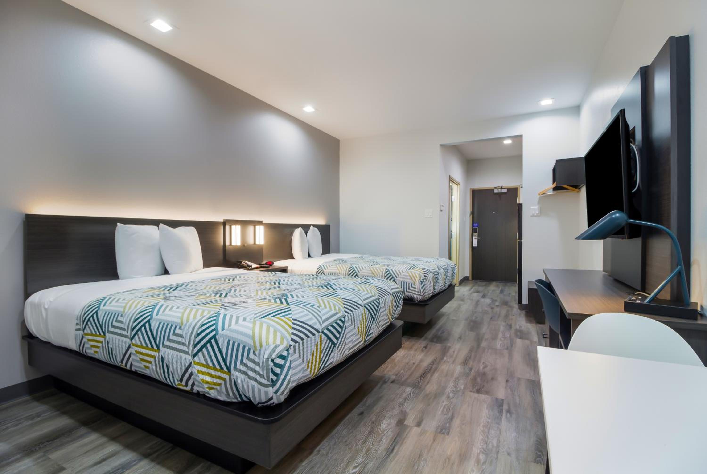 Deluxe Queen Room with Two Queen Beds - Non-Smoking - Photo 4
