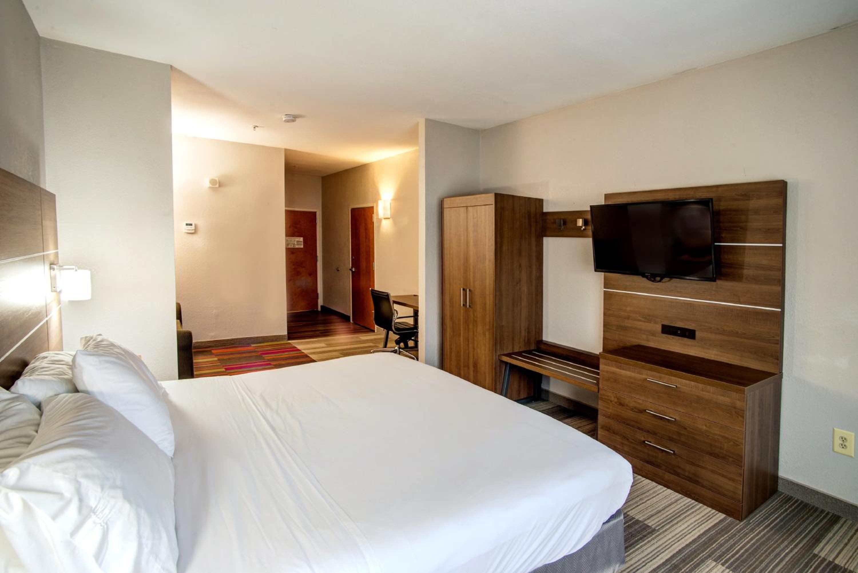 Standard King Room with Sofa Bed - Photo 1
