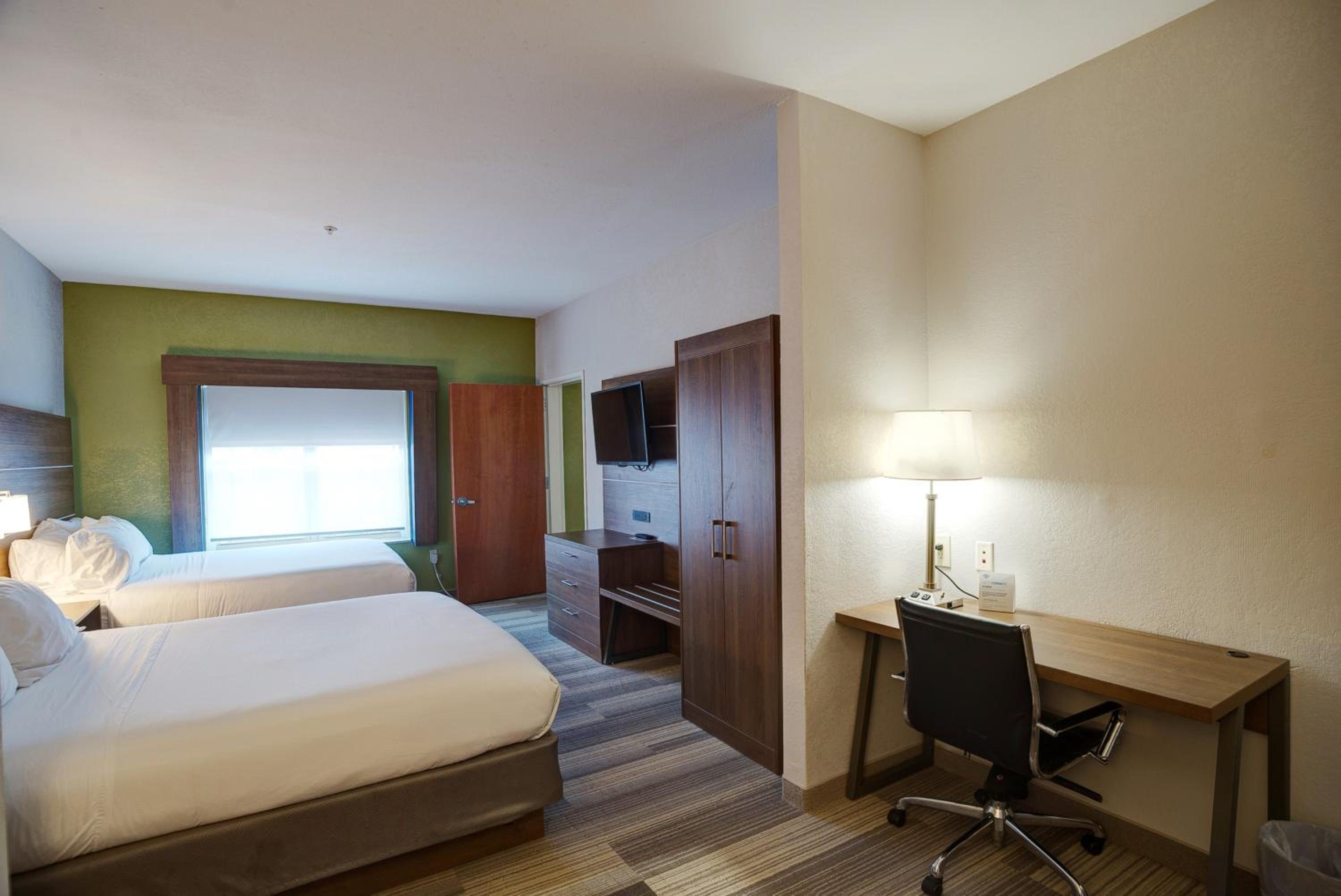 Queen Room with Three Queen Beds - Photo 2