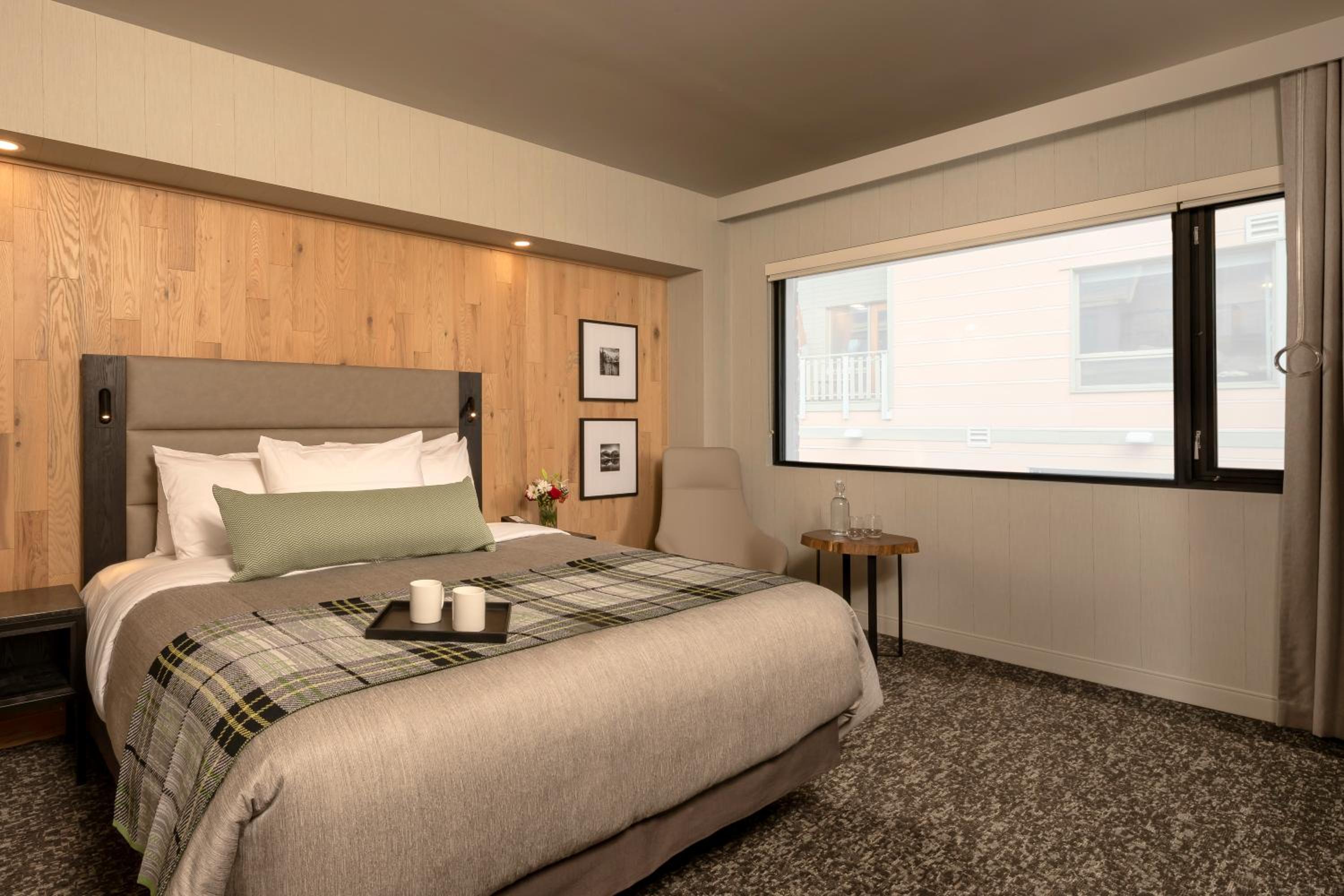 Standard Room, 1 King bed, Back Alley View