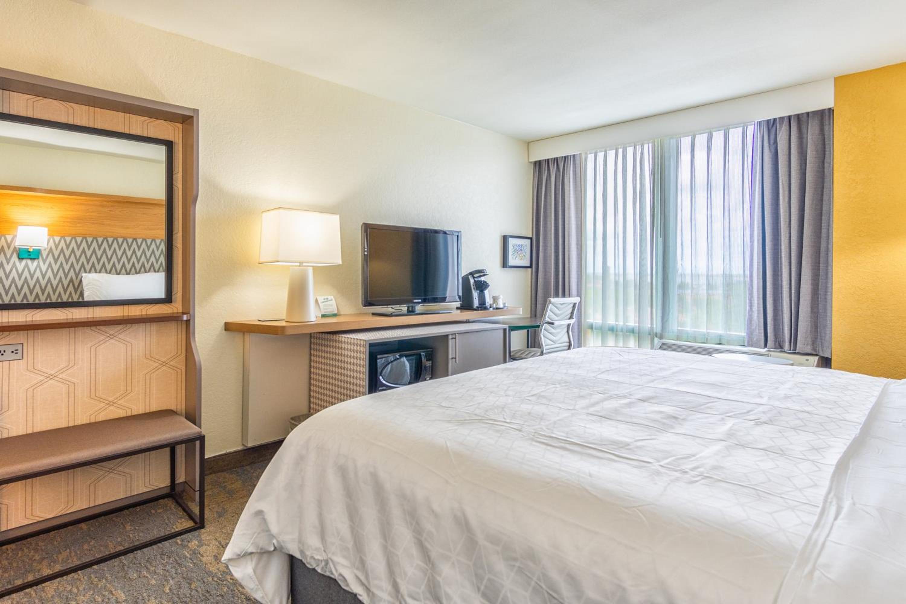 Premium King Room with Communications and Mobility Accessible Tub photo 2