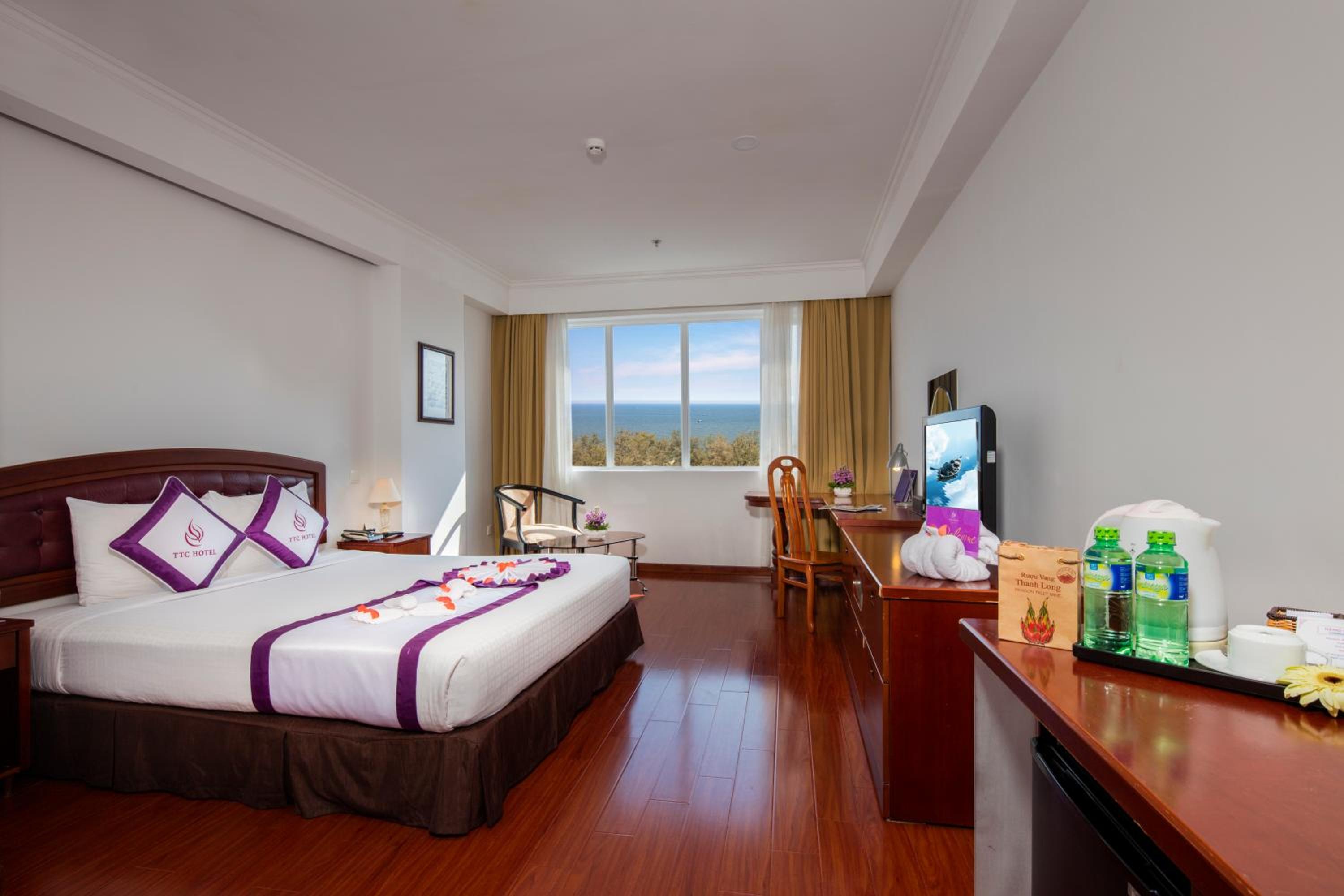 Deluxe King Room with Ocean View - Photo 16