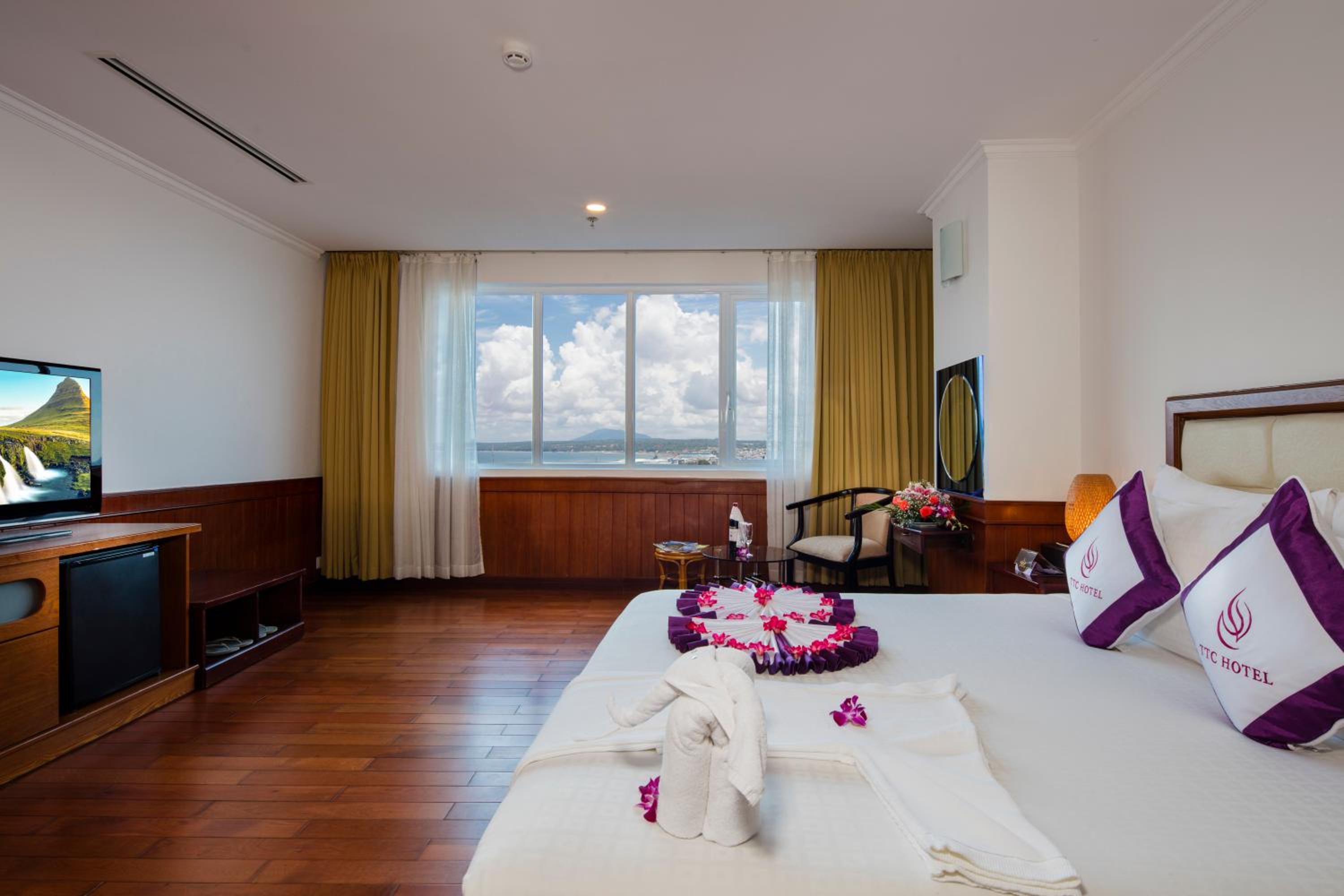 Junior Suite with Ocean View - Photo 5