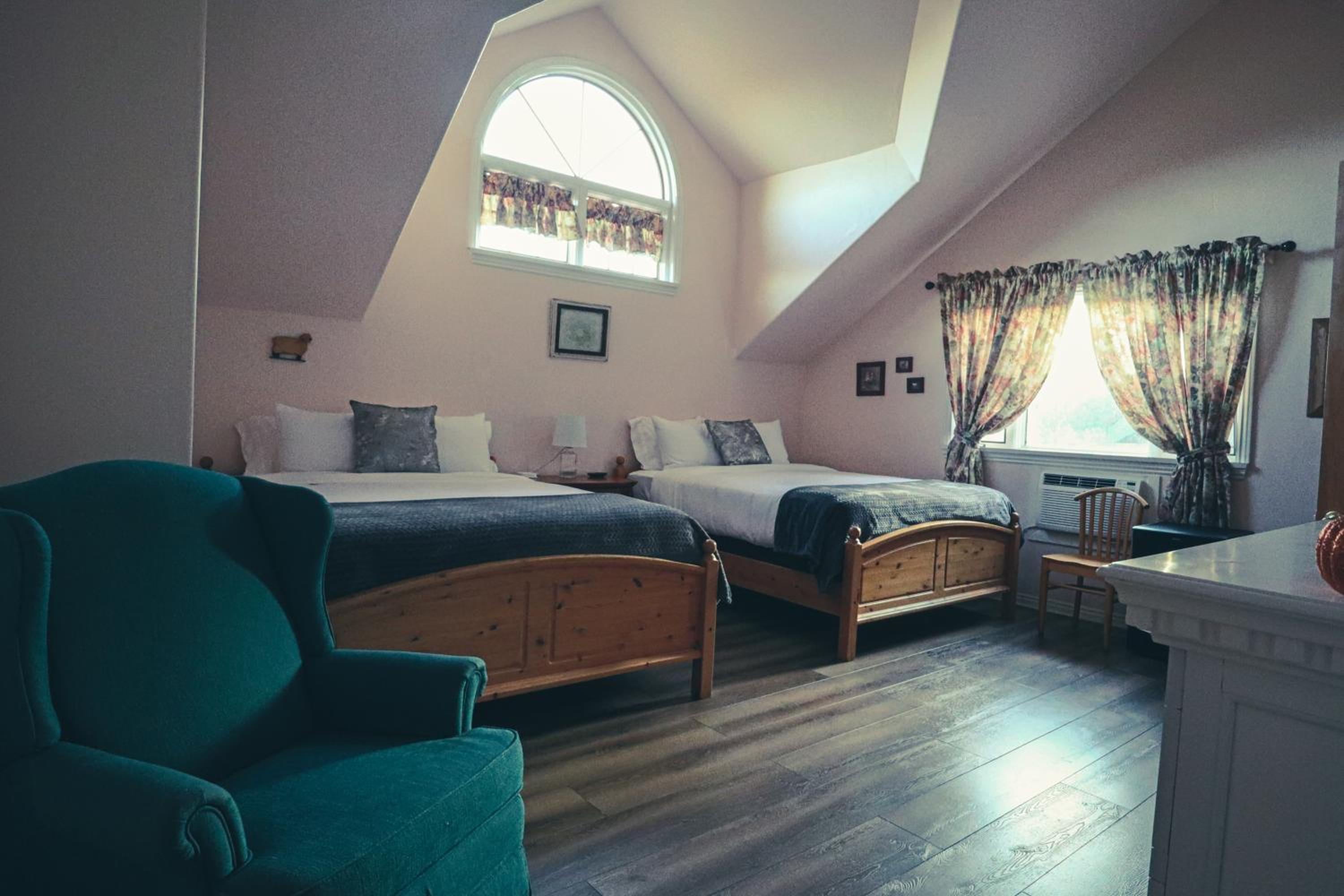 Six-Bedroom House photo 2