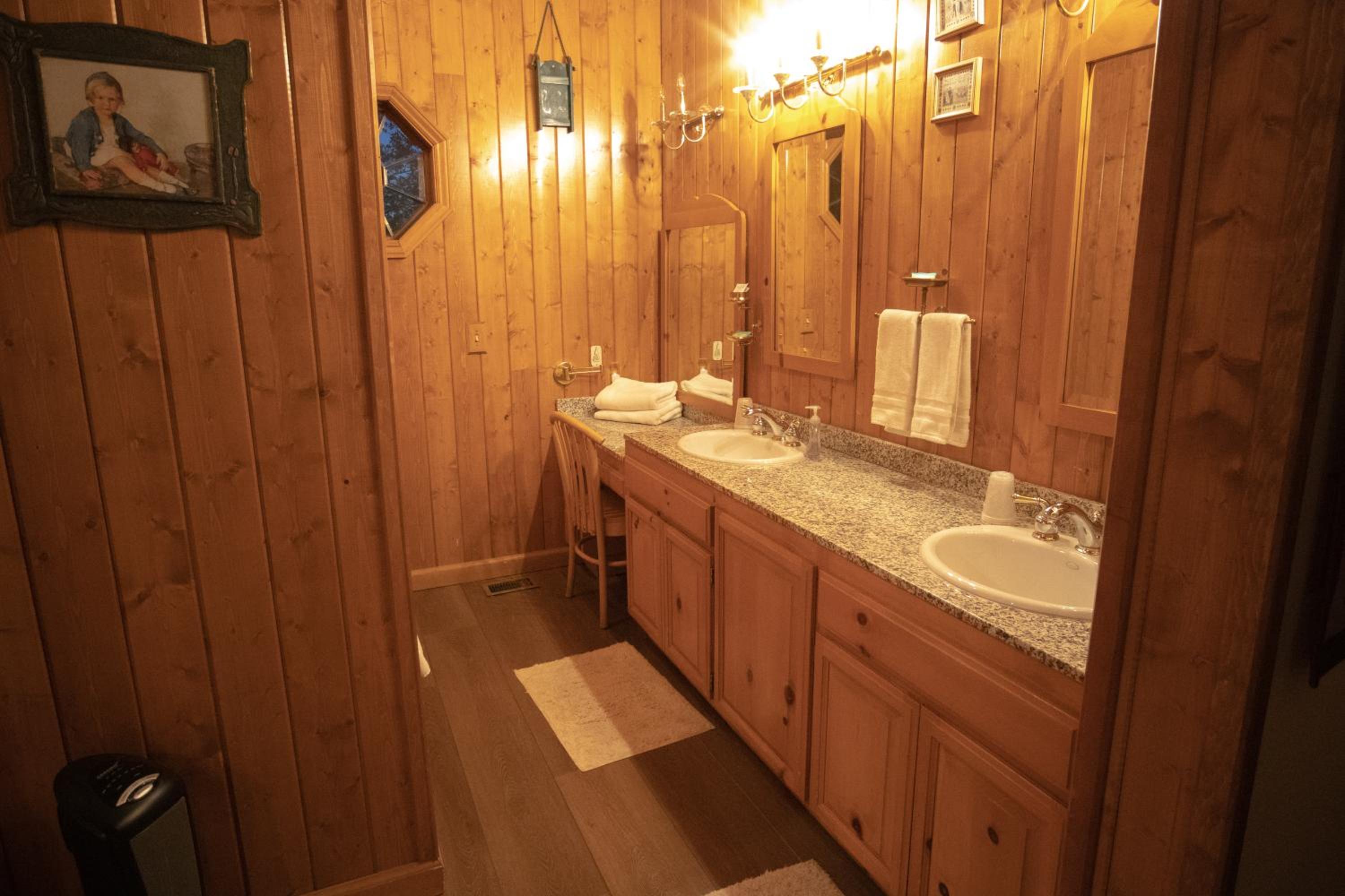 Family Room with Private Bathroom photo 3