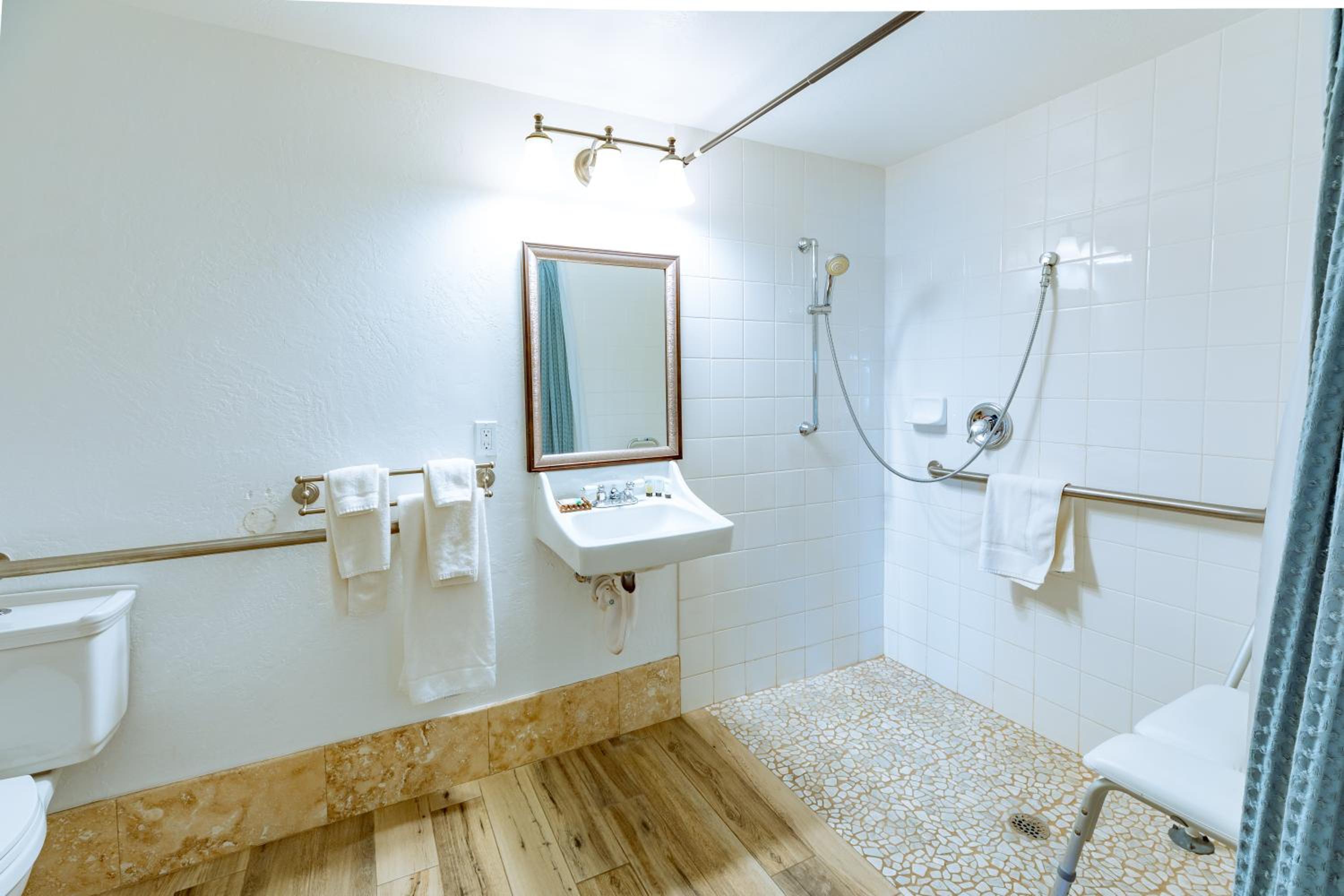 Queen Room - Disability Access photo 2