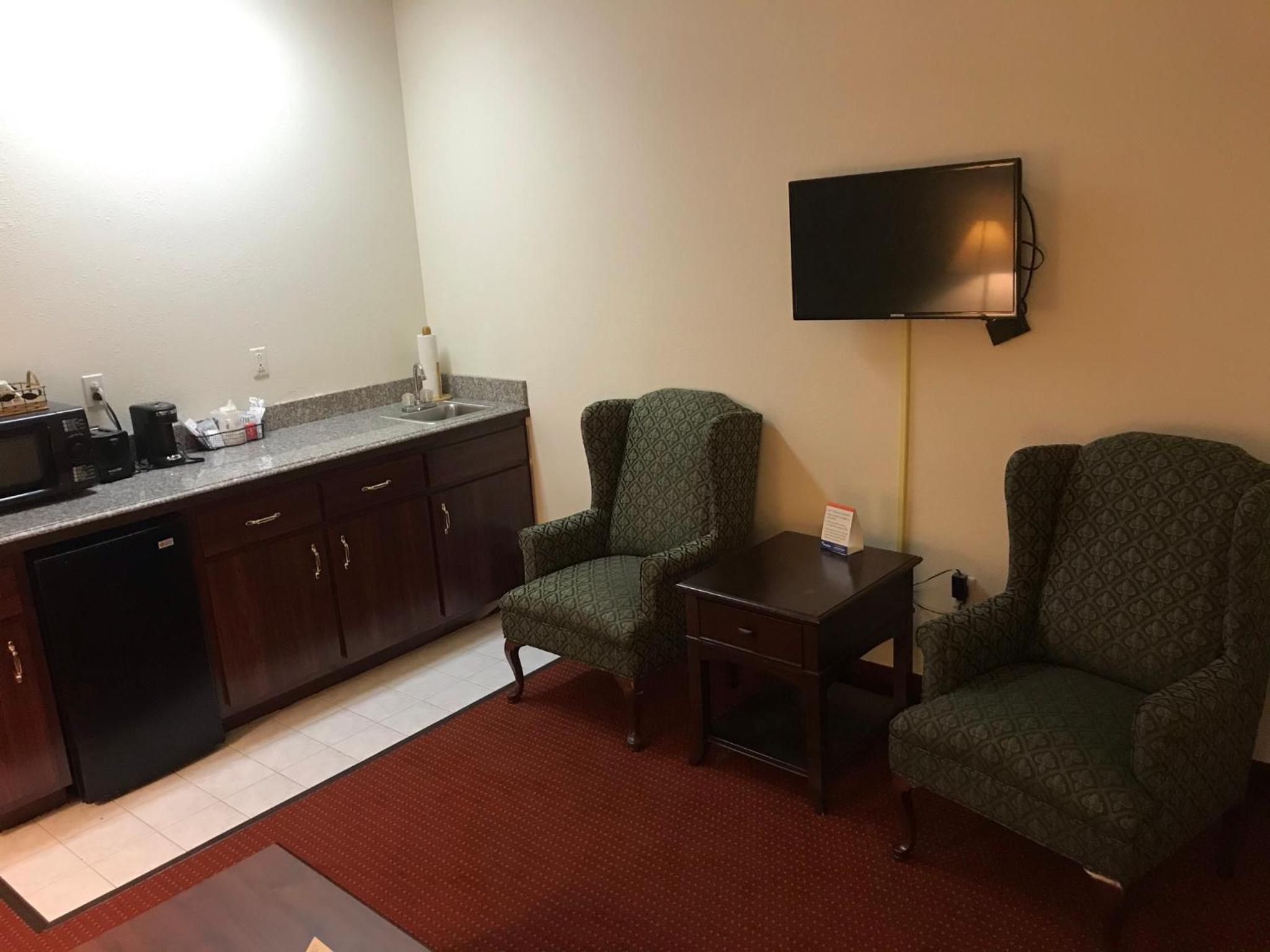 Deluxe One-Bedroom King Suite - Non-Smoking photo 3