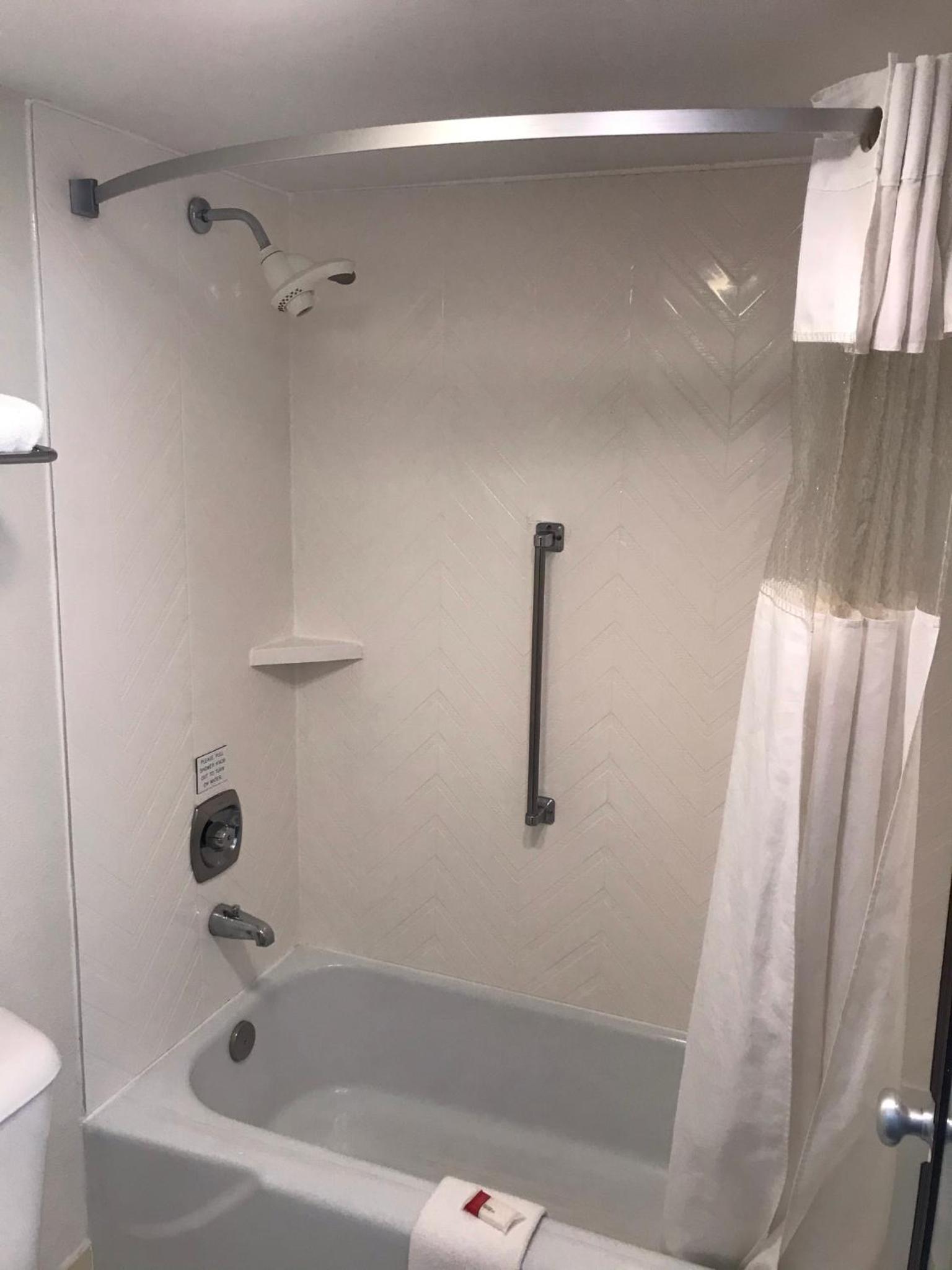 Queen Room with Two Queen Beds - Non-Smoking photo 3