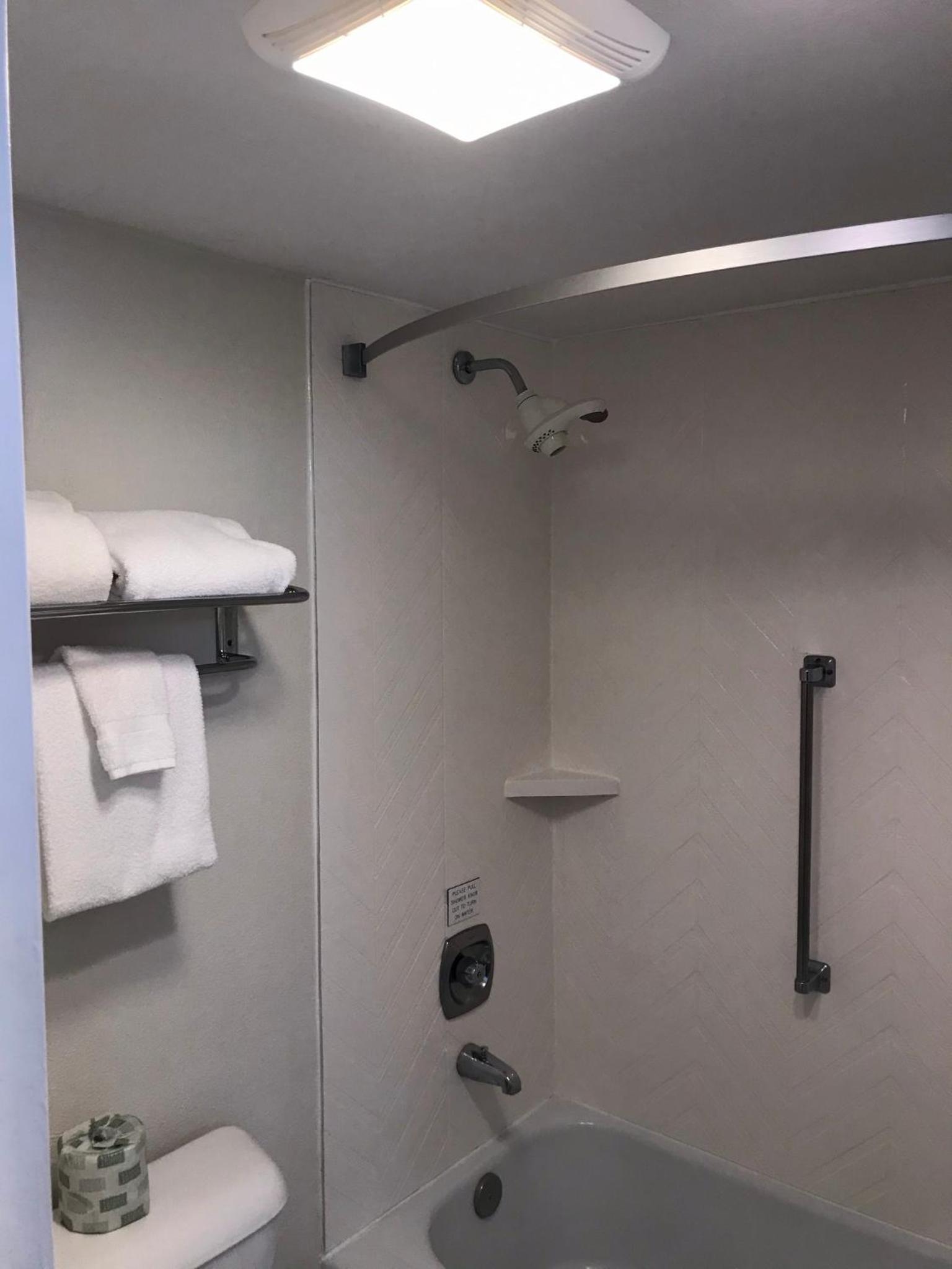 Queen Room with Two Queen Beds - Non-Smoking photo 2