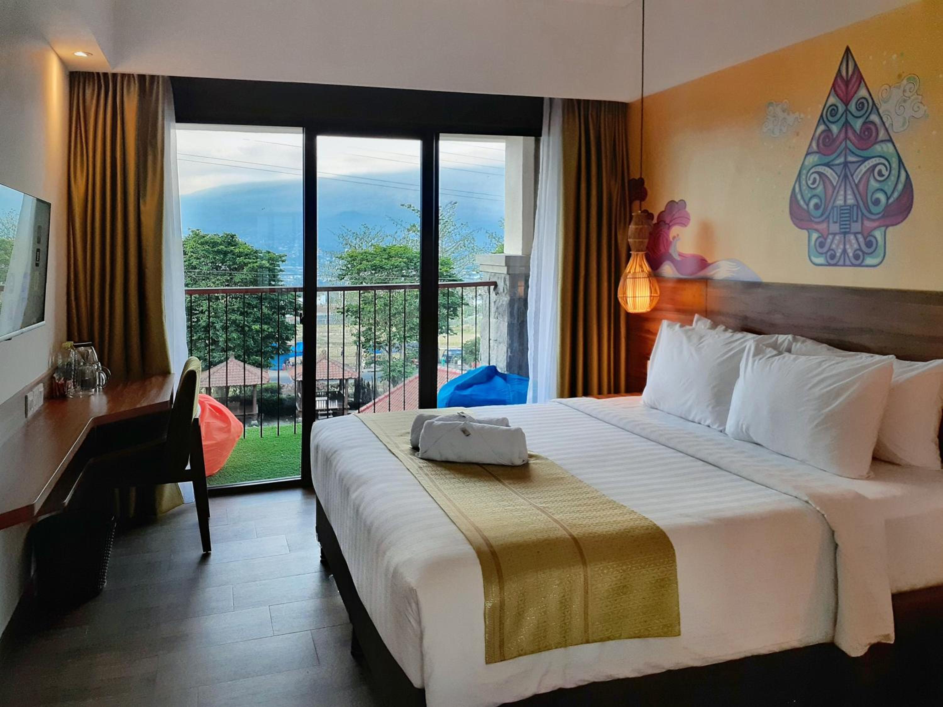 Superior King Room with Balcony and City View photo 1