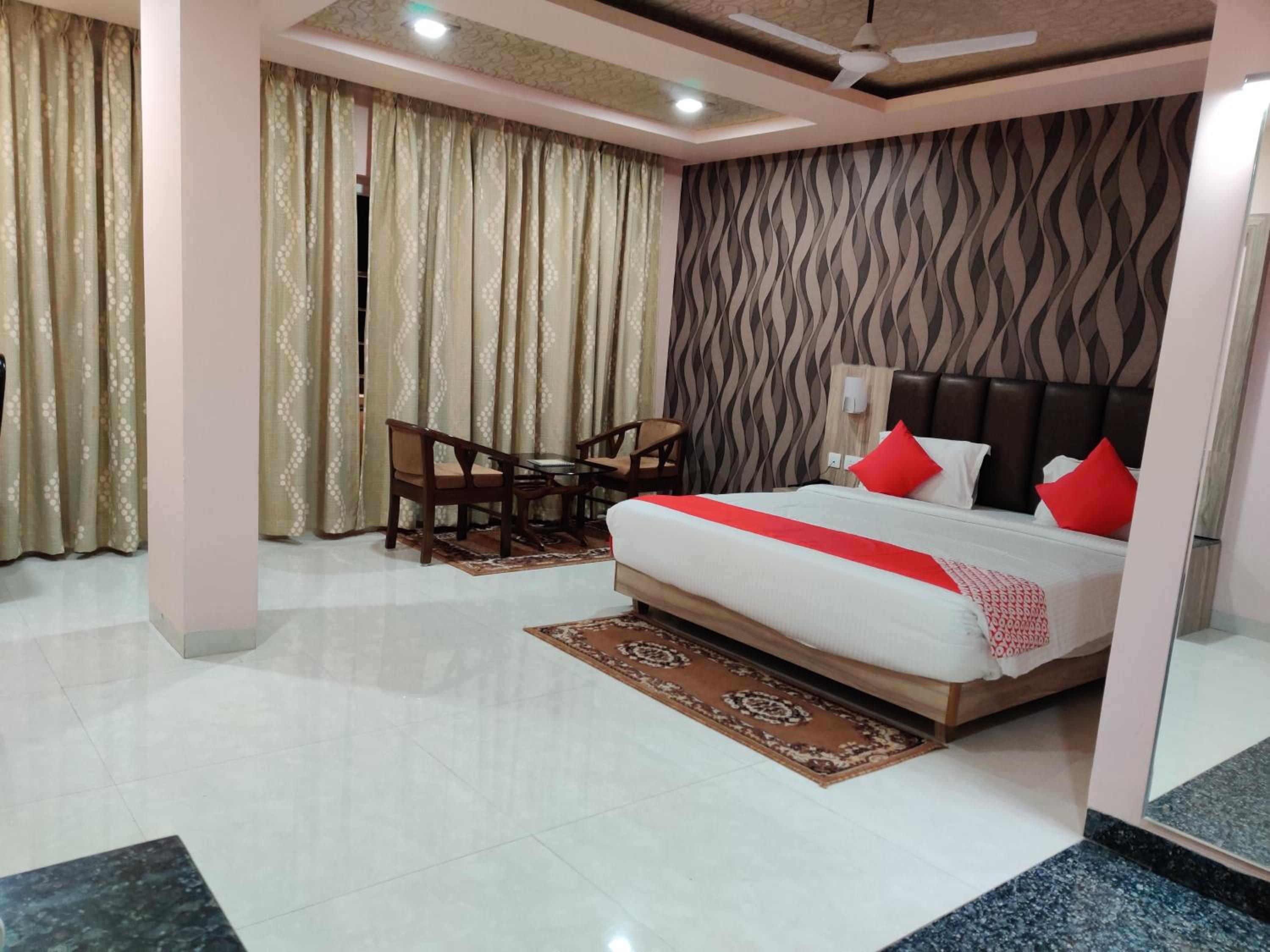 Suite - Photo 1