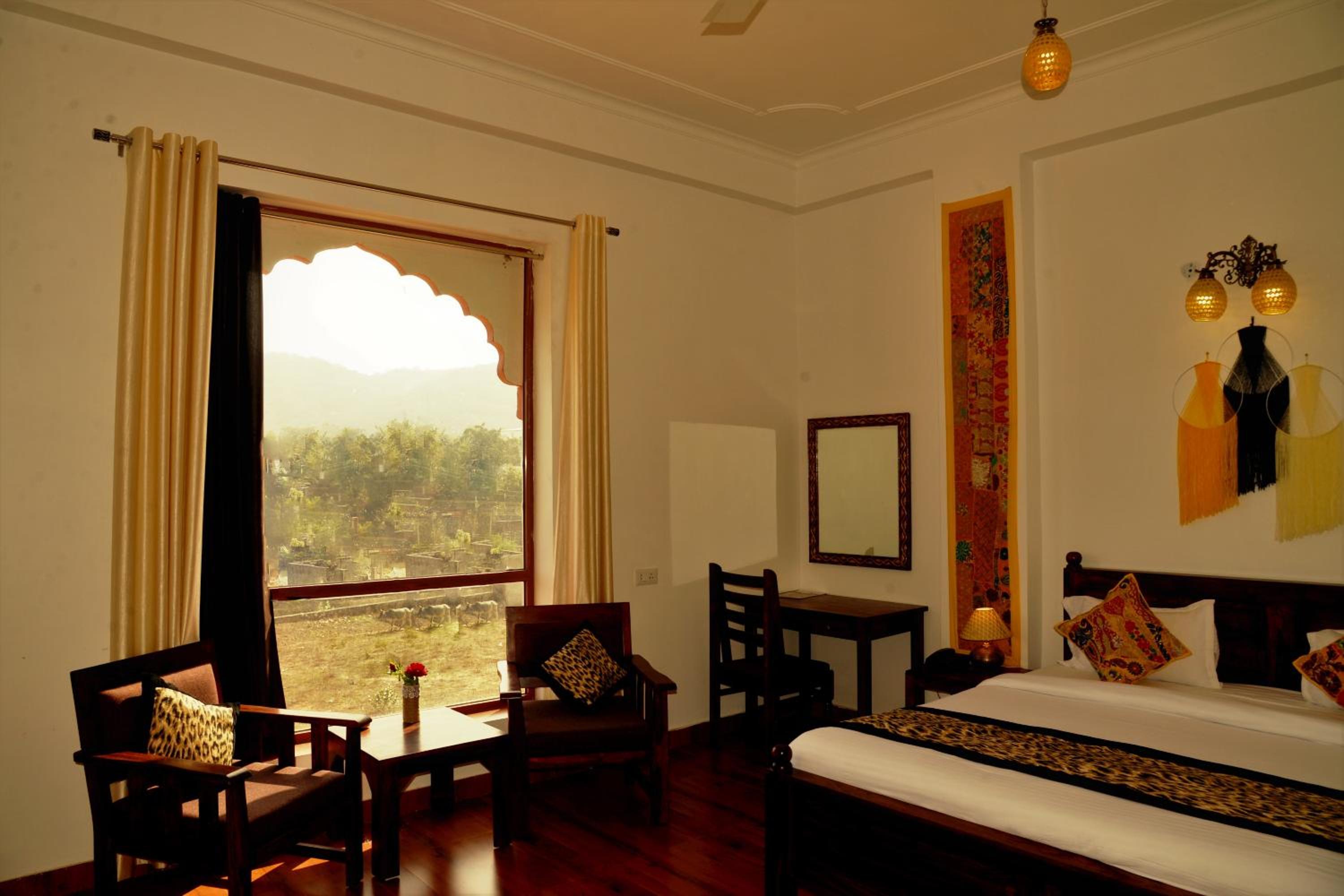 Family Room With Balcony photo 2