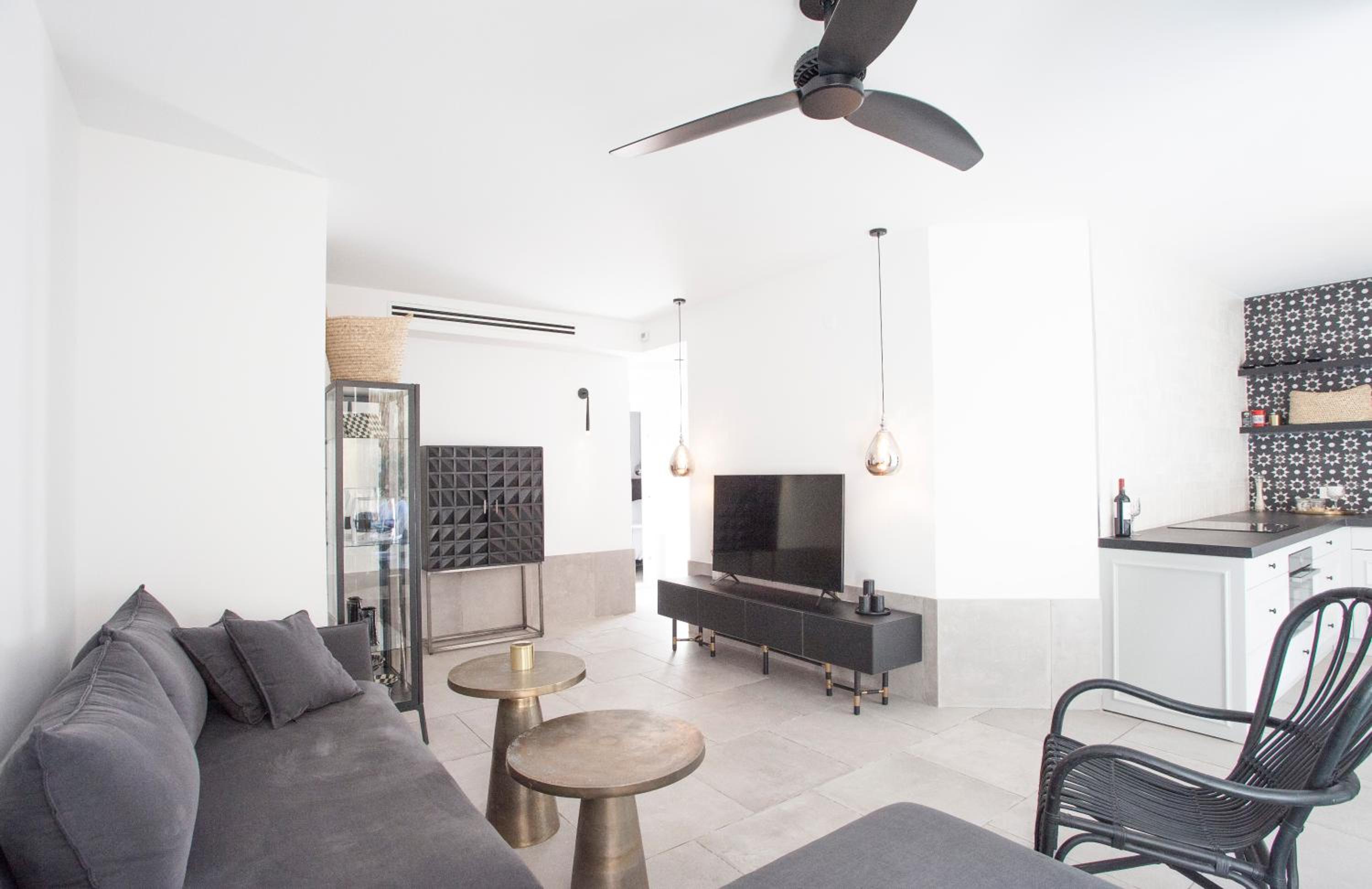 Apartment with Sea View - Photo 2