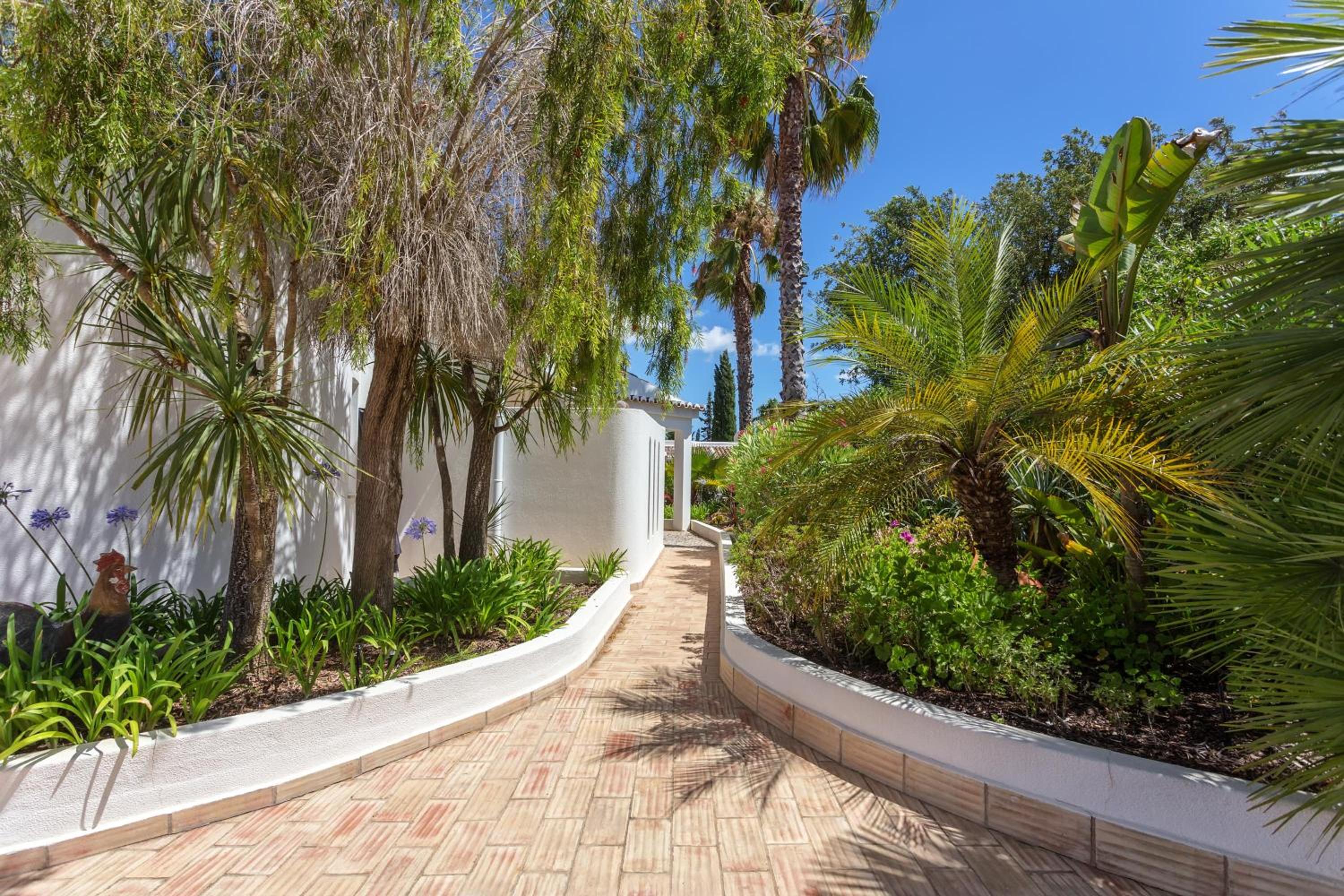 Villa with Garden View - Photo 15