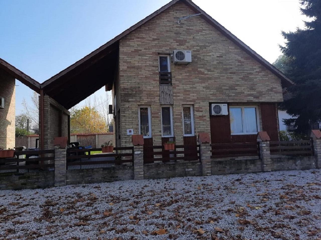 Six-Bedroom House - Photo 21