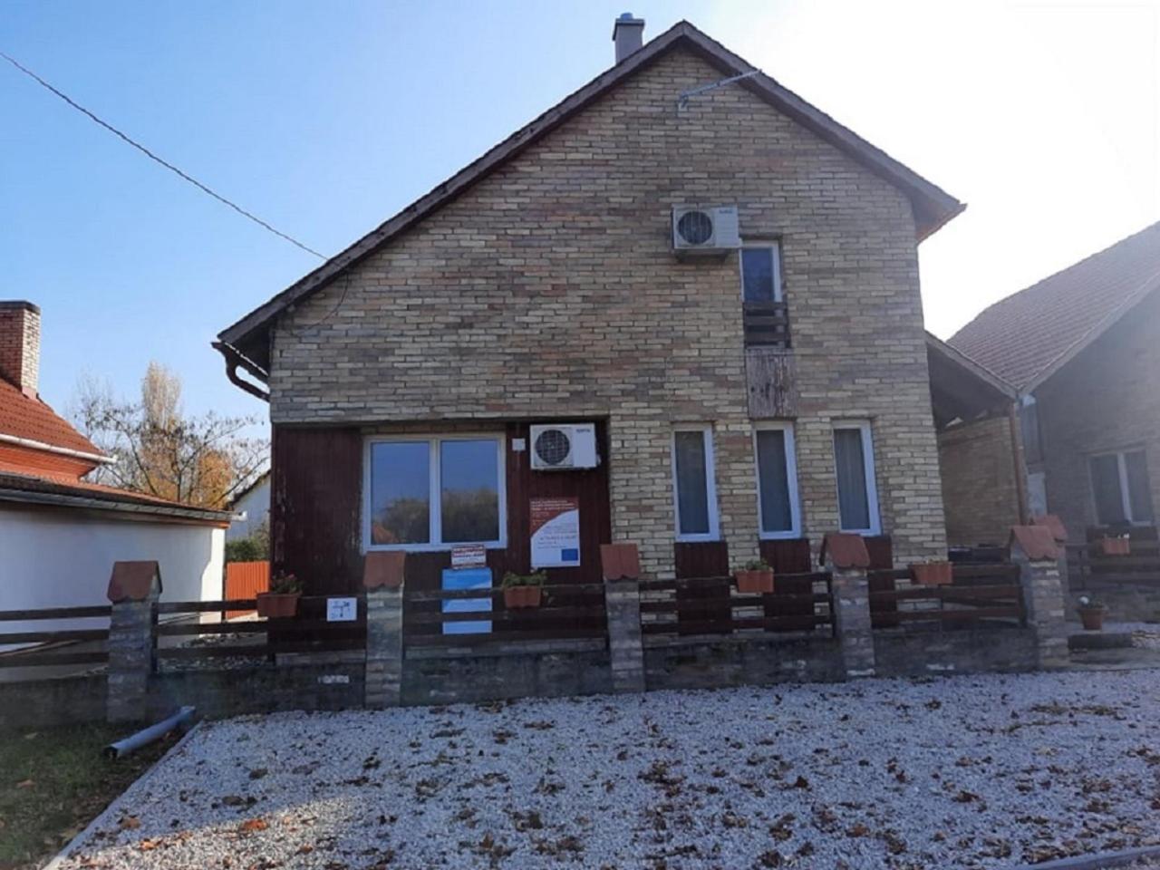Six-Bedroom House - Photo 15