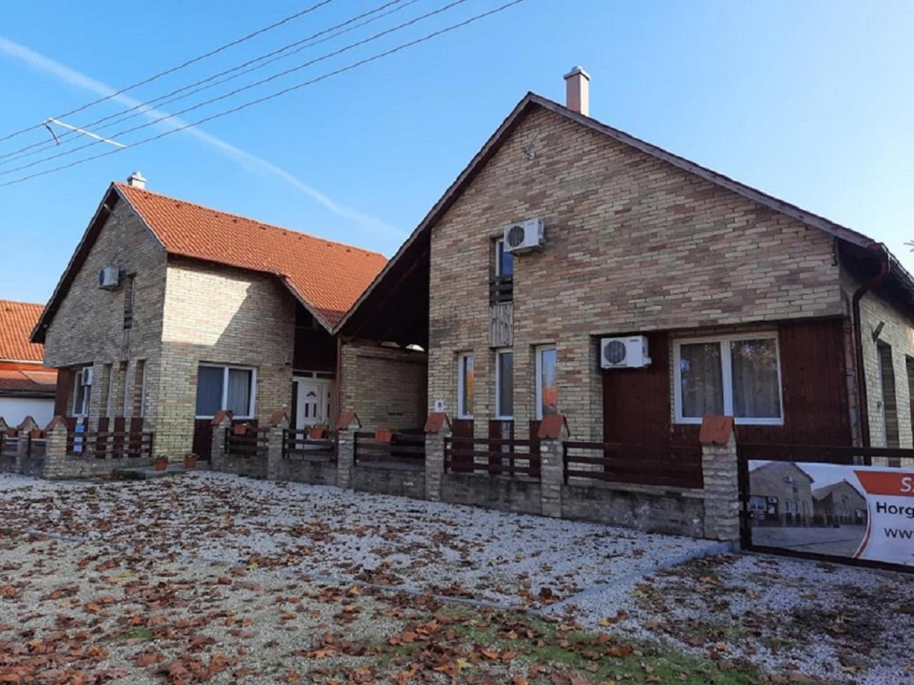 Six-Bedroom House - Photo 29