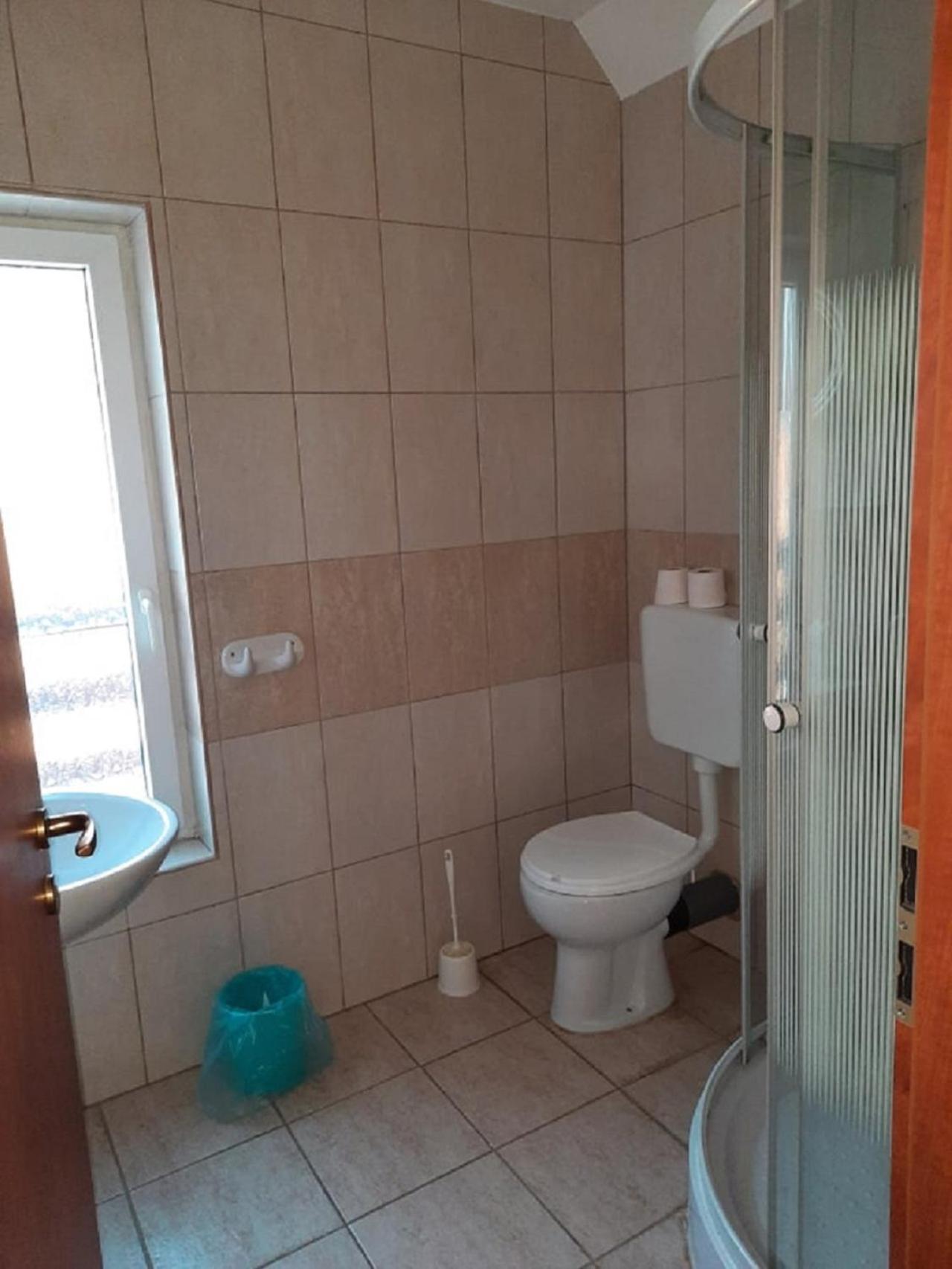 Six-Bedroom House - Photo 27