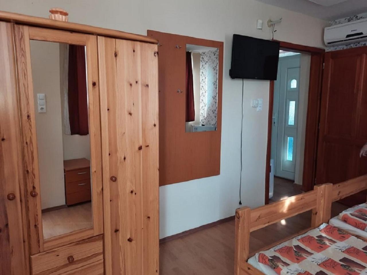 Six-Bedroom House - Photo 14