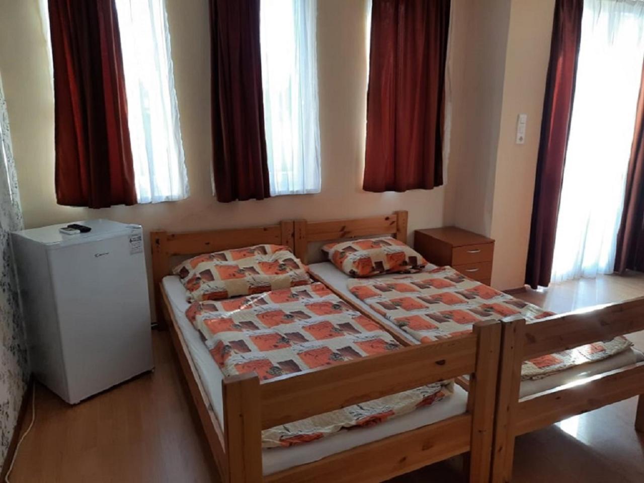 Six-Bedroom House - Photo 23